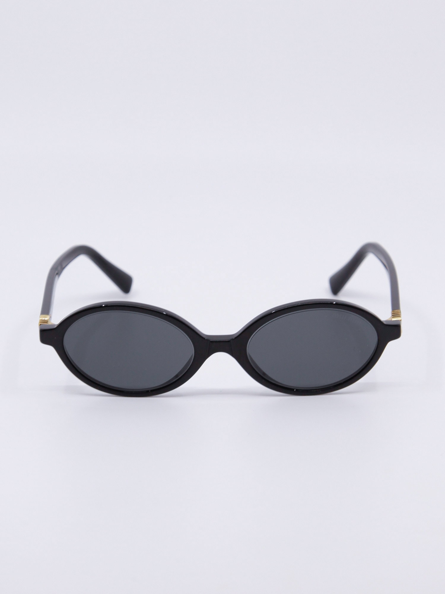 Svart og oval solbrille med nette brillestenger