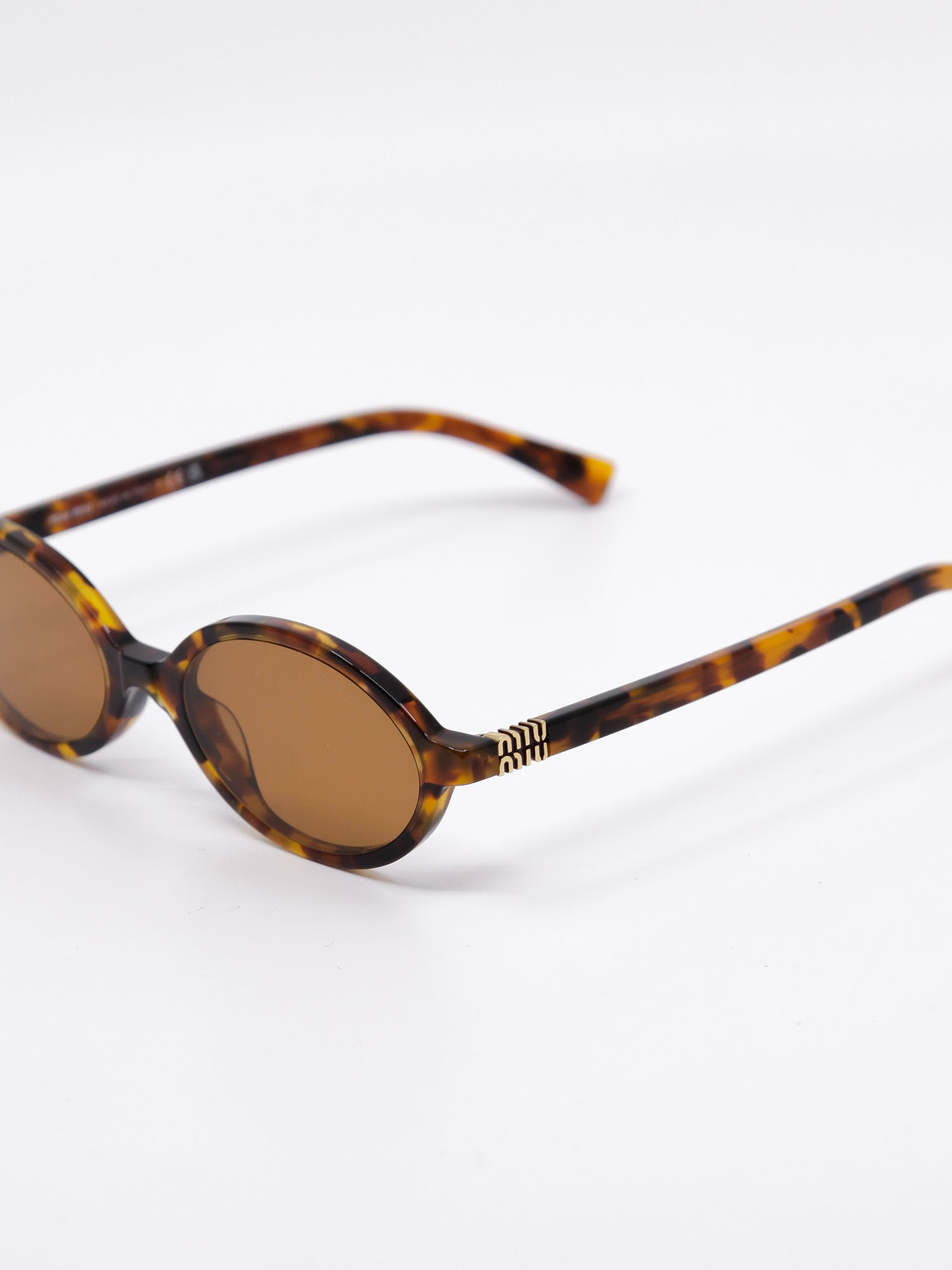 Oval og liten solbrille med brun ramme og brune solbrilleglass