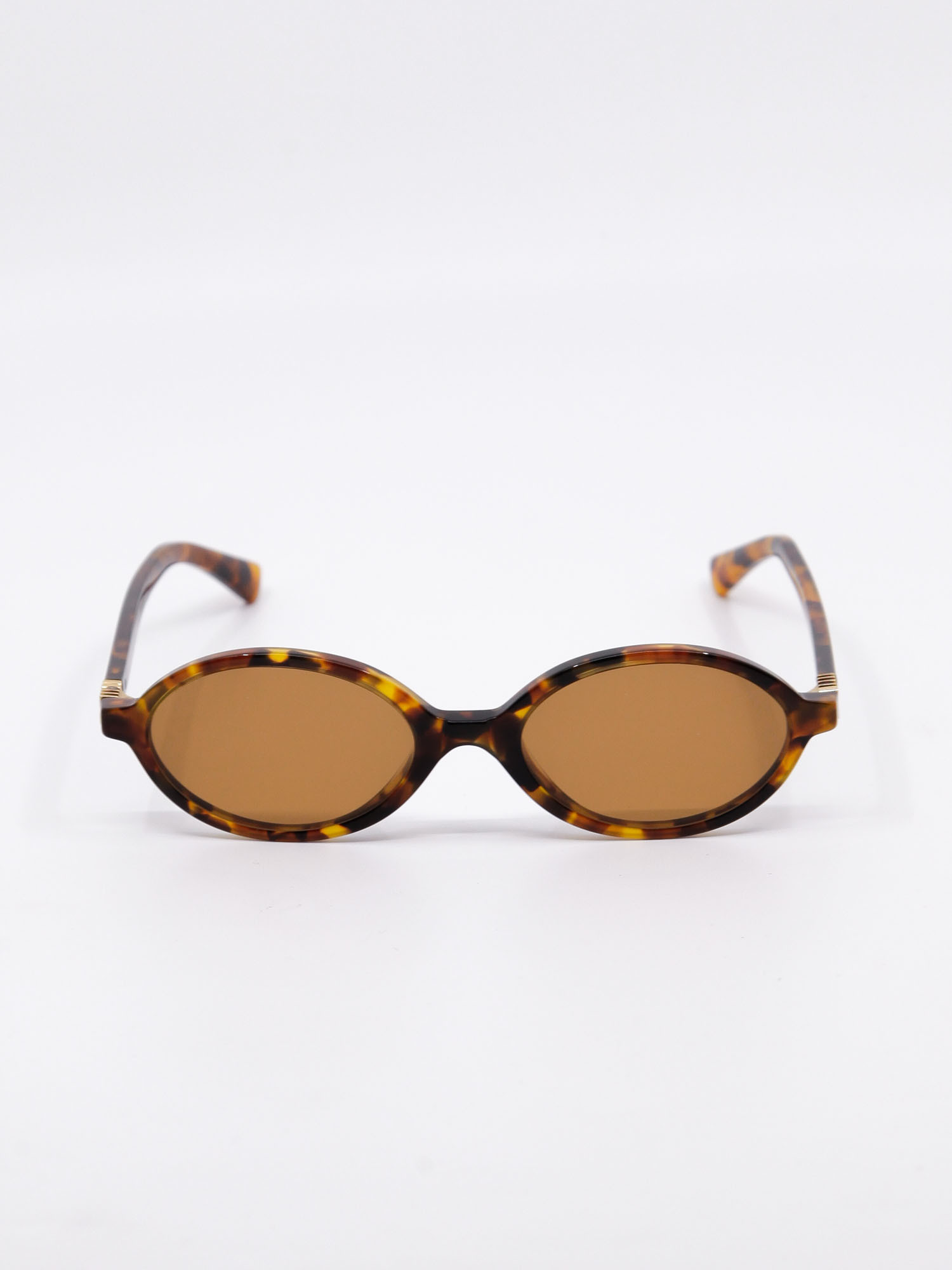 Oval og liten solbrille med brun ramme og brune solbrilleglass