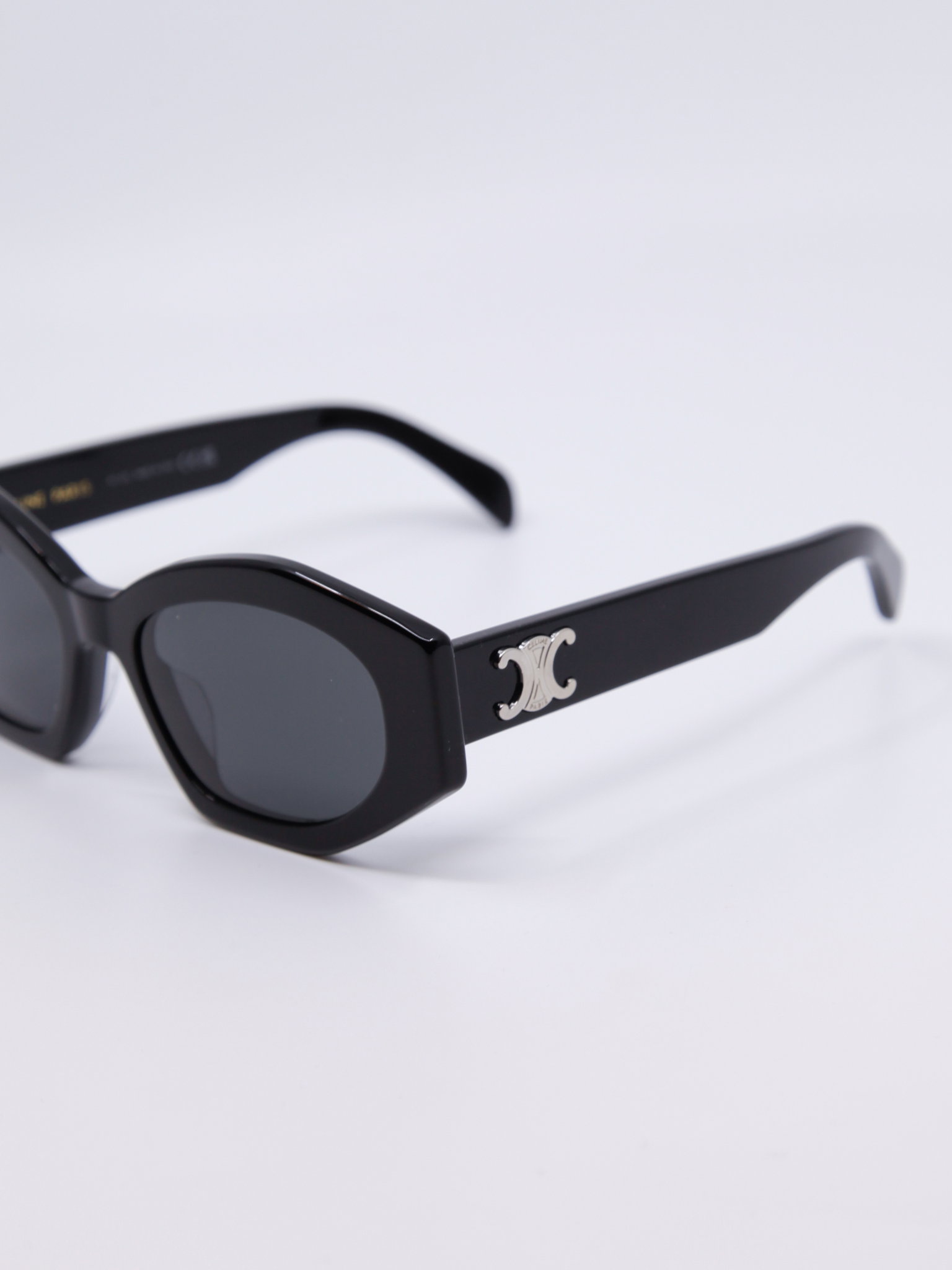 Svart flerkantet solbrille med grå solbrilleglass