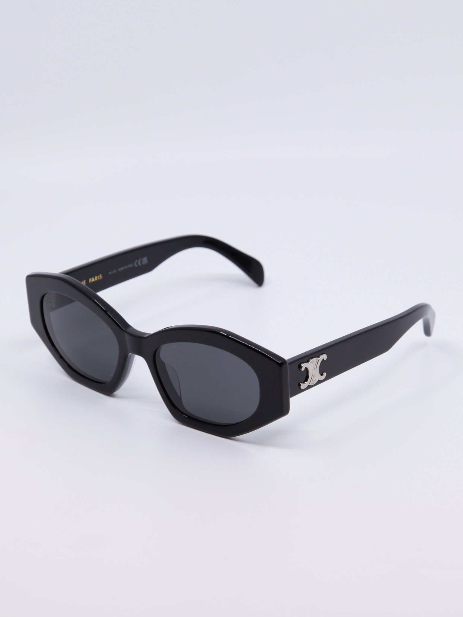 Svart flerkantet solbrille med grå solbrilleglass
