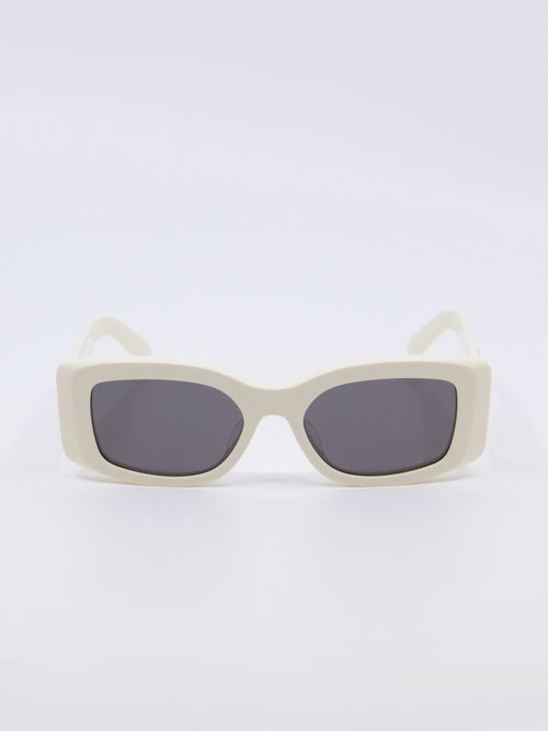 Hvit solbrille med grå solbrilleglass. Rektangulær fasong