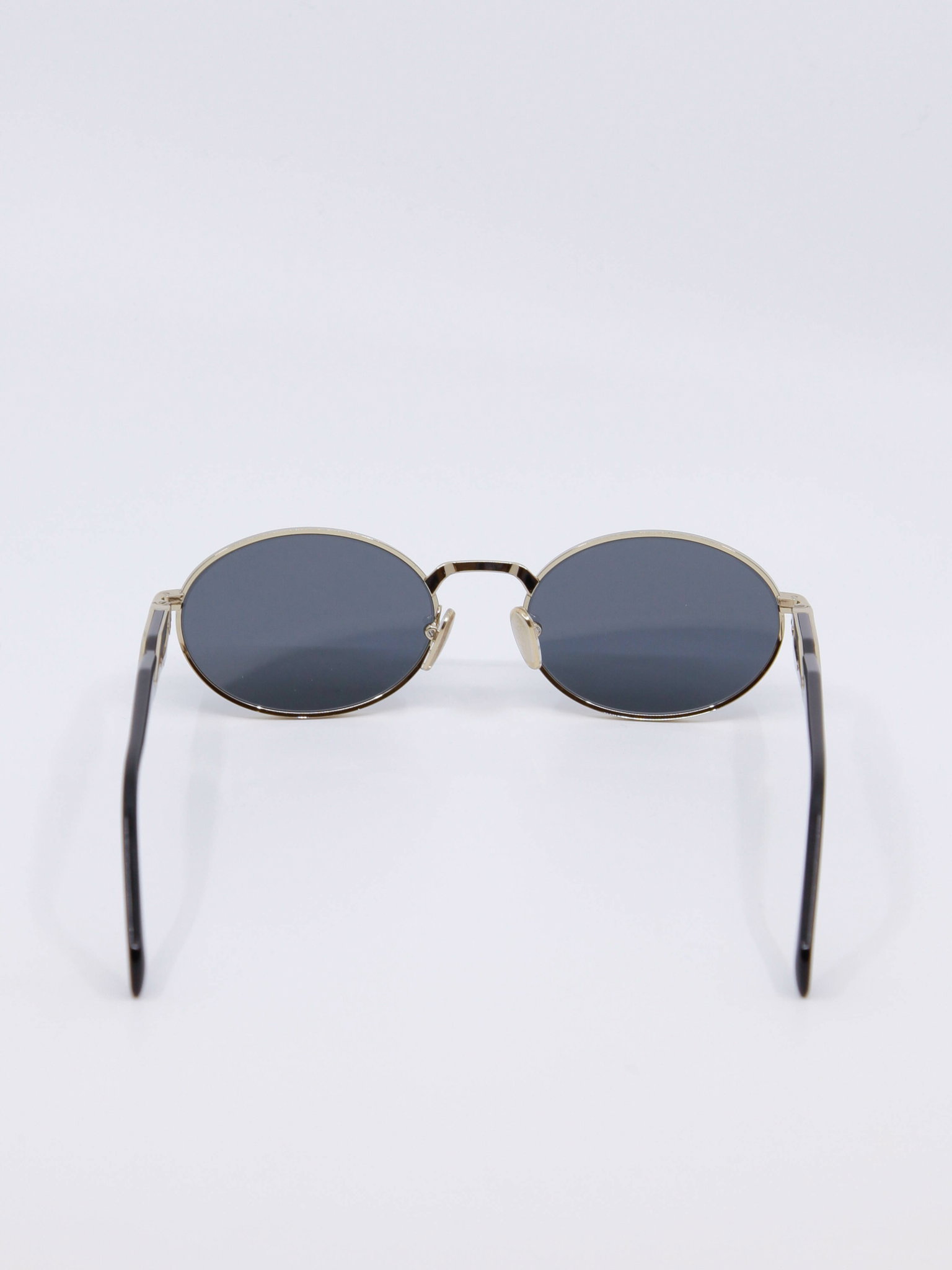 Oval metallsolbrille i gull med blå solbrilleglass