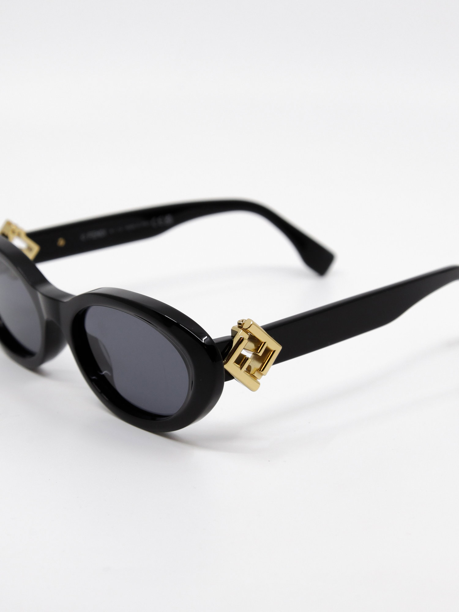 Svart solbrille med avrundet cateye fasong
