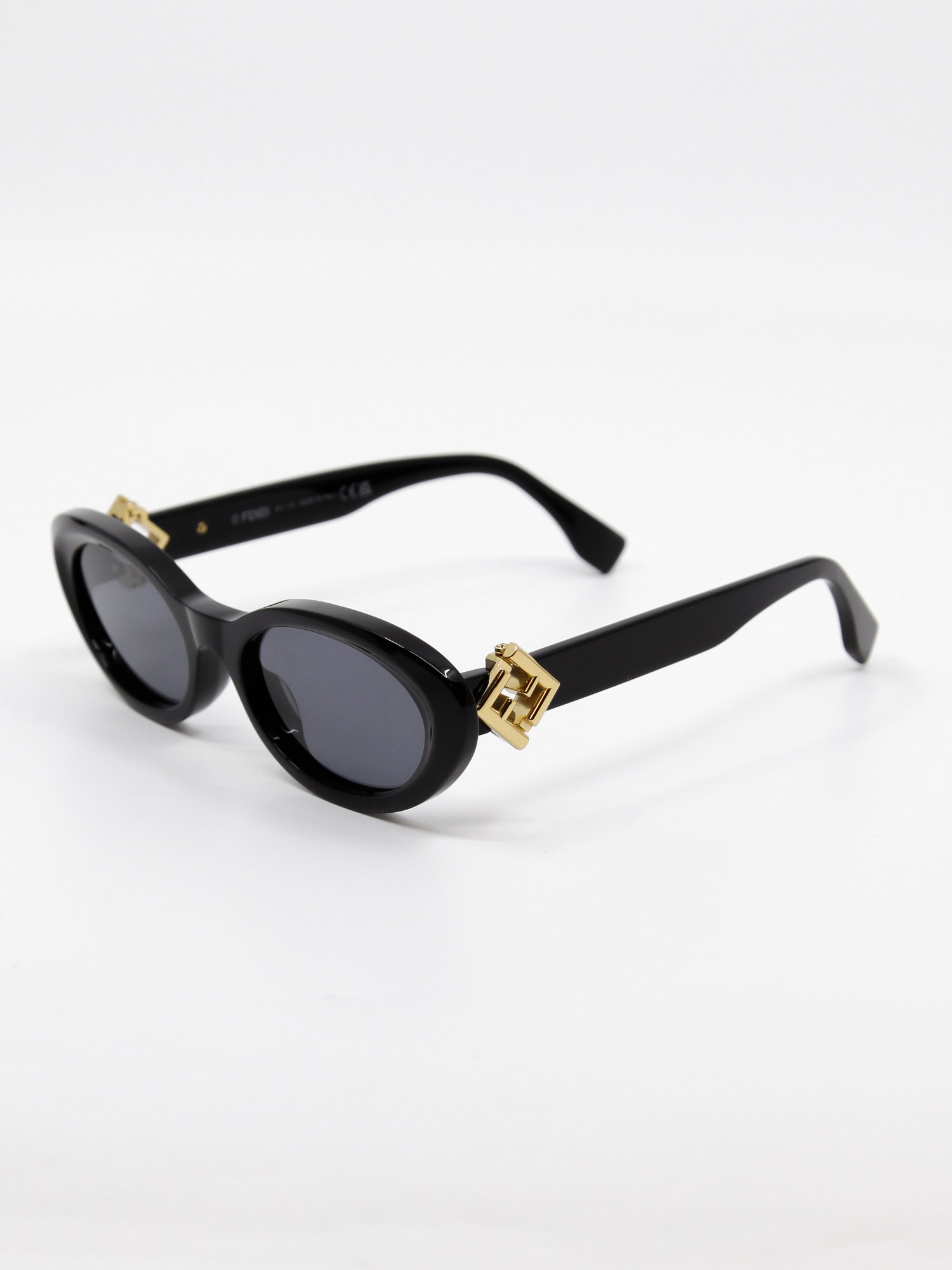 Svart solbrille med avrundet cateye fasong