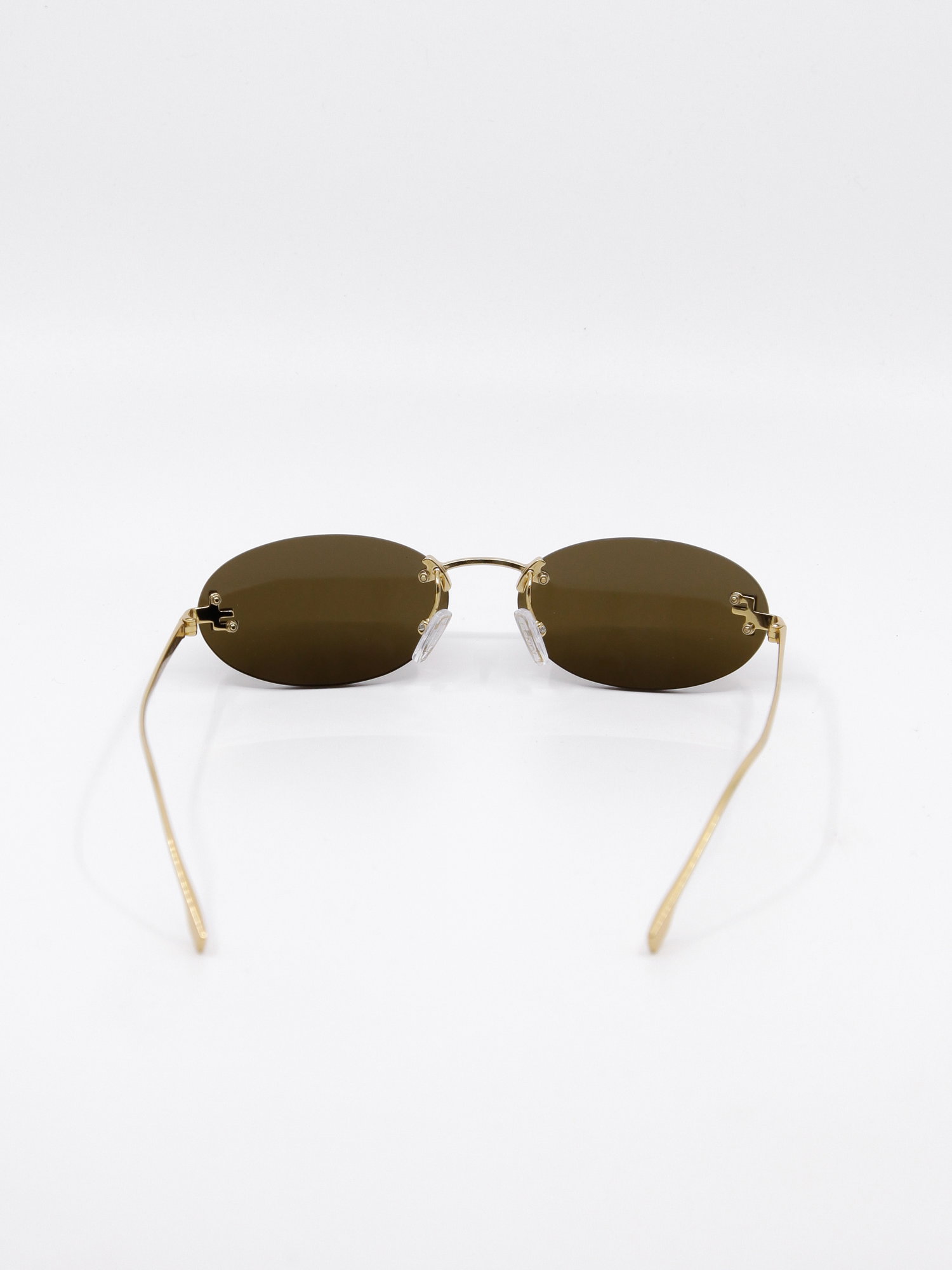 Oval metallsolbrille i gull med  glitrende logo-detalj på glasset