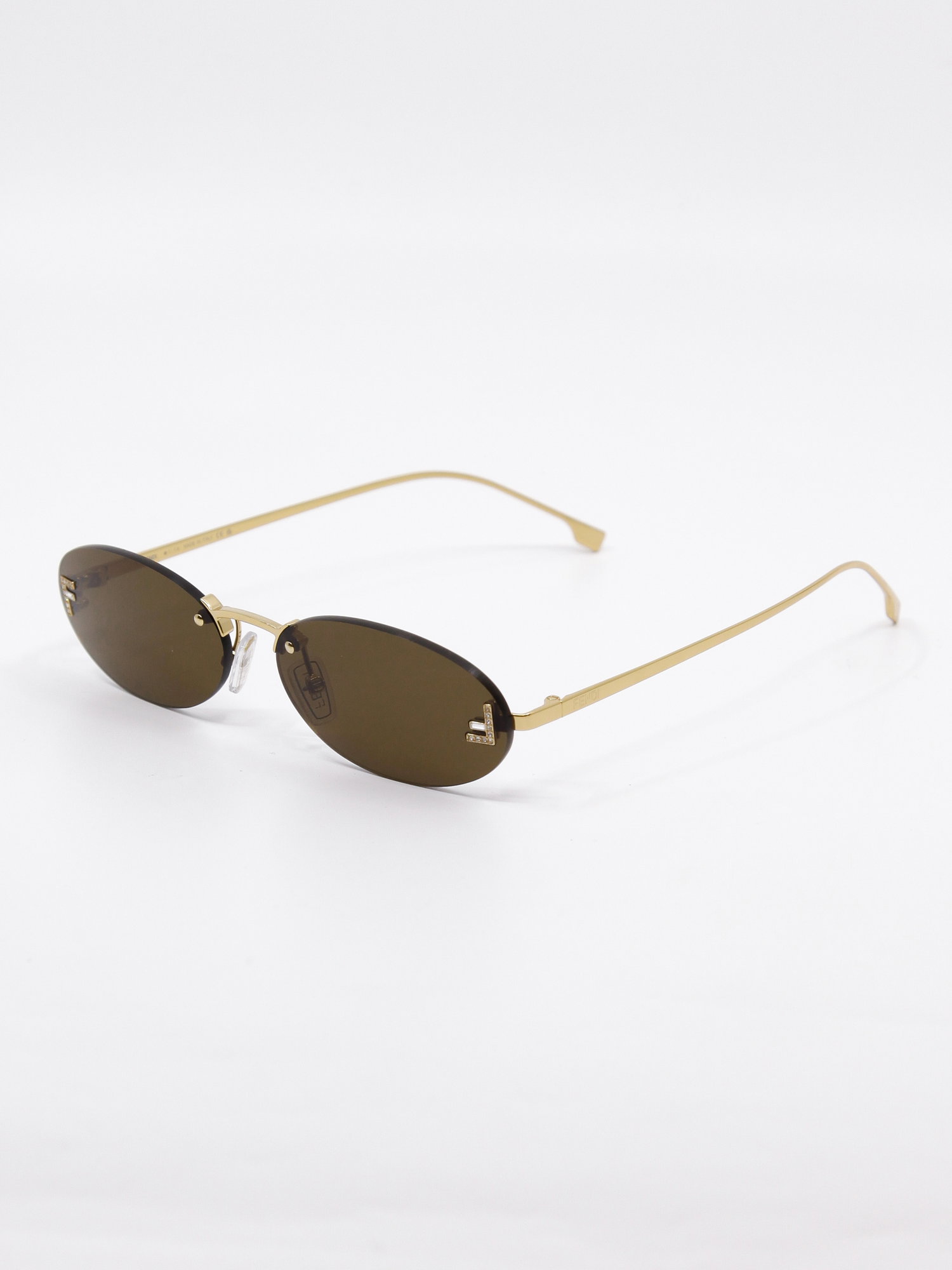 Oval metallsolbrille i gull med  glitrende logo-detalj på glasset