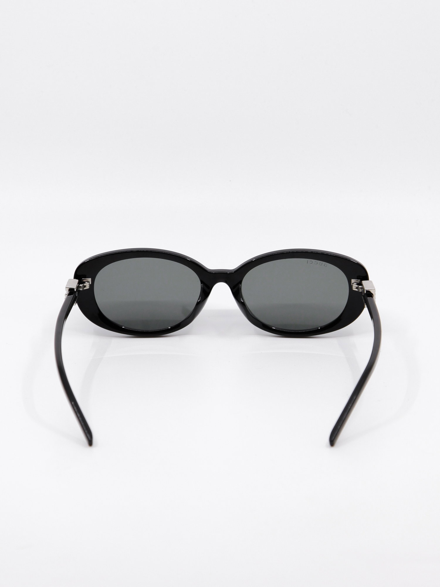 Svart oval solbrille med grå solbrilleglass