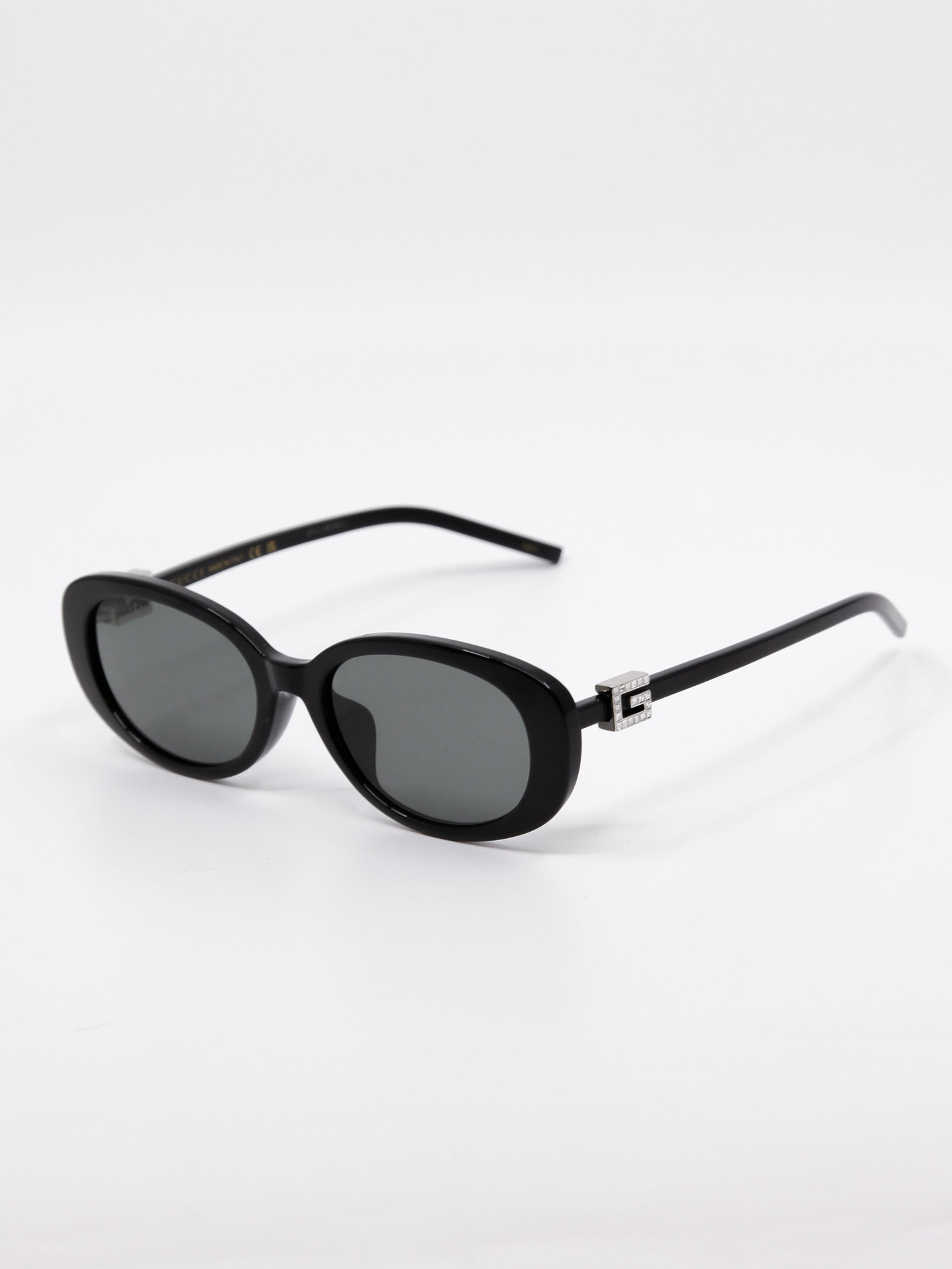 Svart oval solbrille med grå solbrilleglass