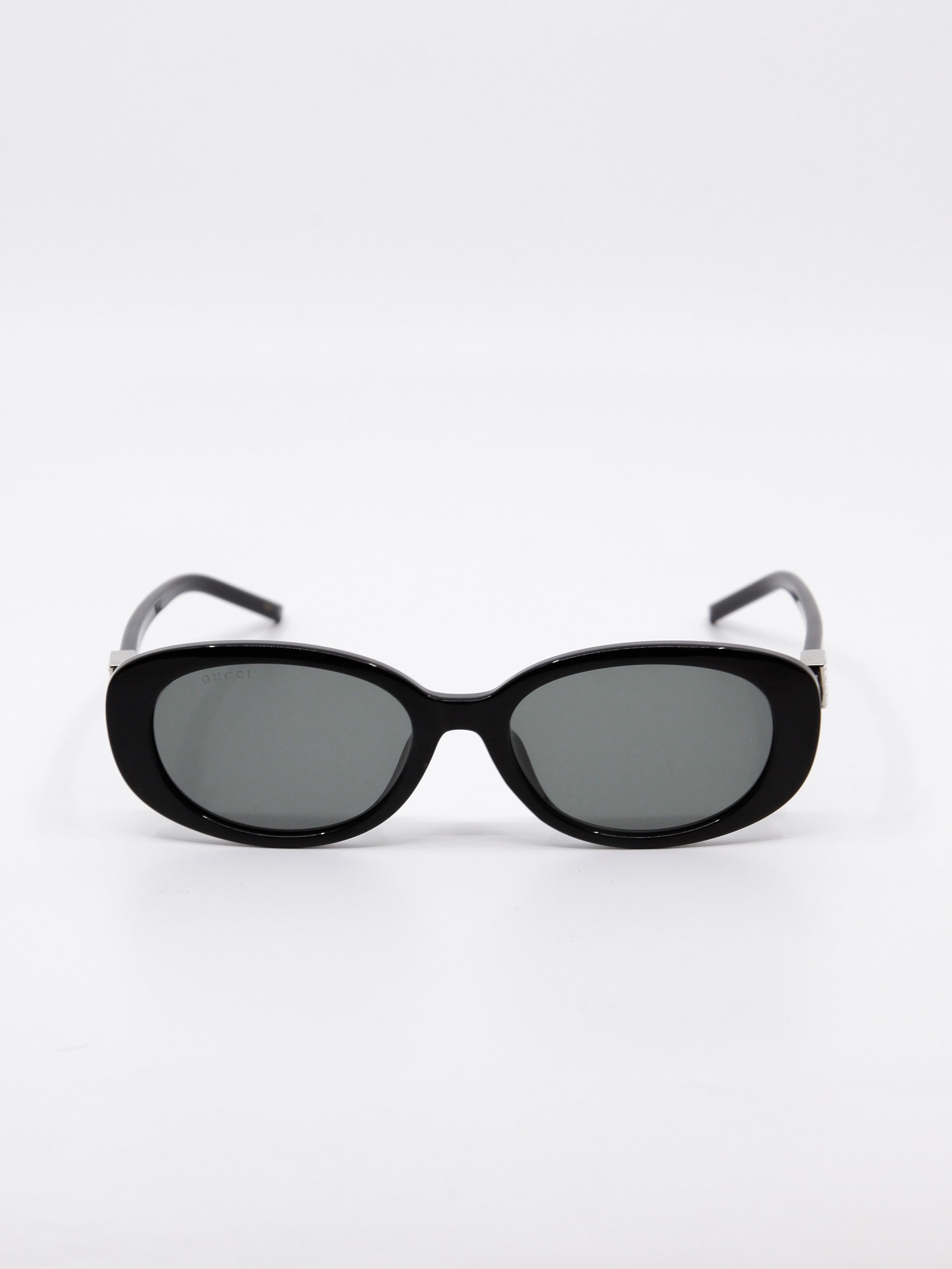 Svart oval solbrille med grå solbrilleglass