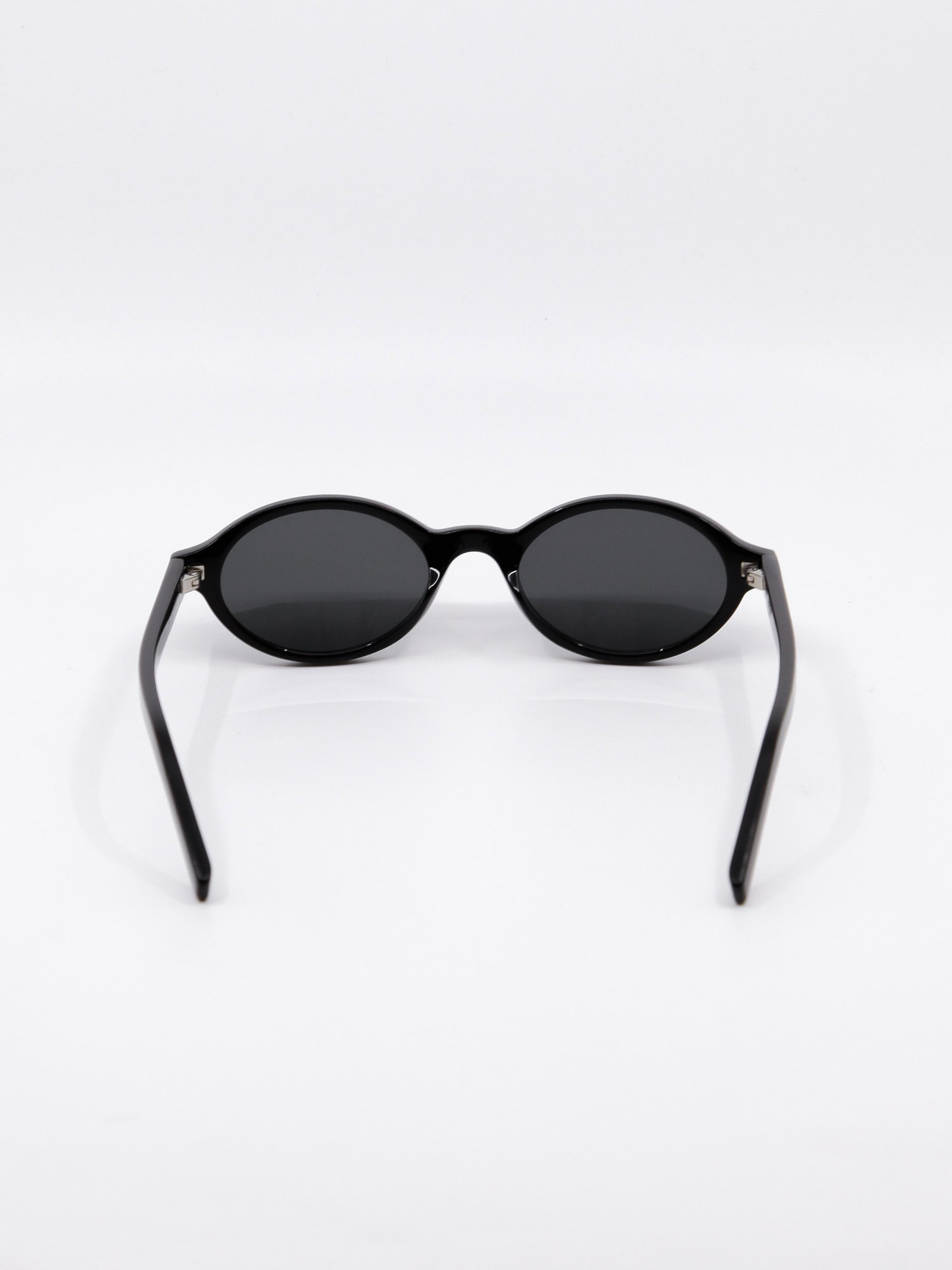 Oval solbrille i svart