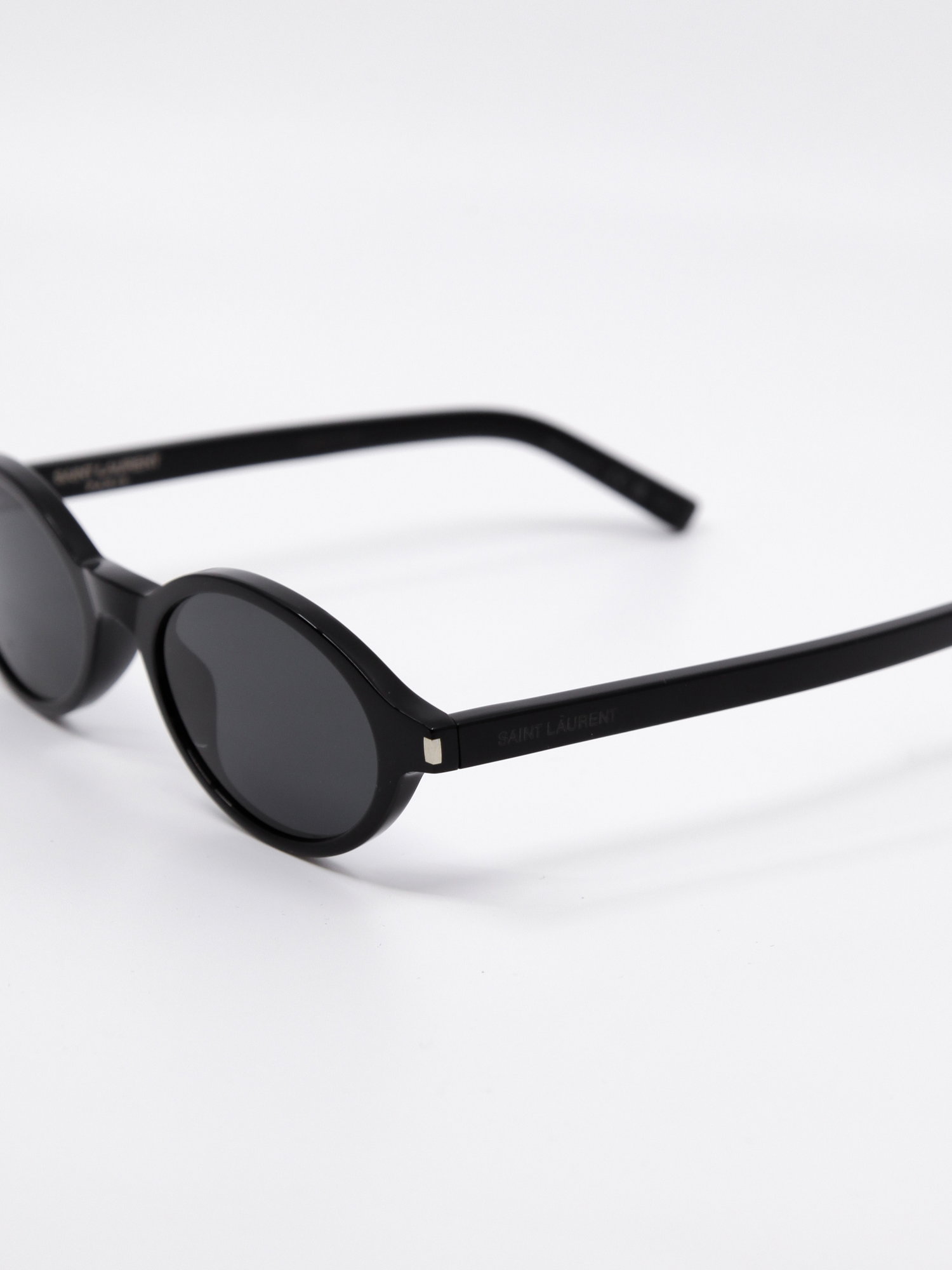 Oval solbrille i svart