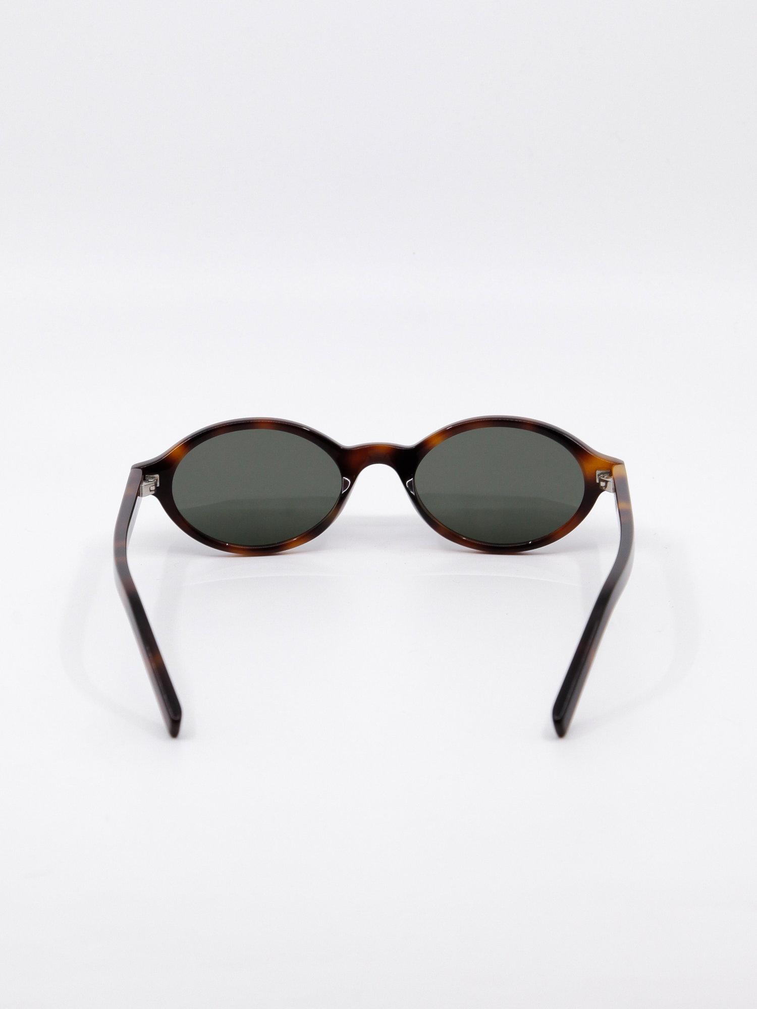 Solbrille i brun med mørke glass og oval fasong