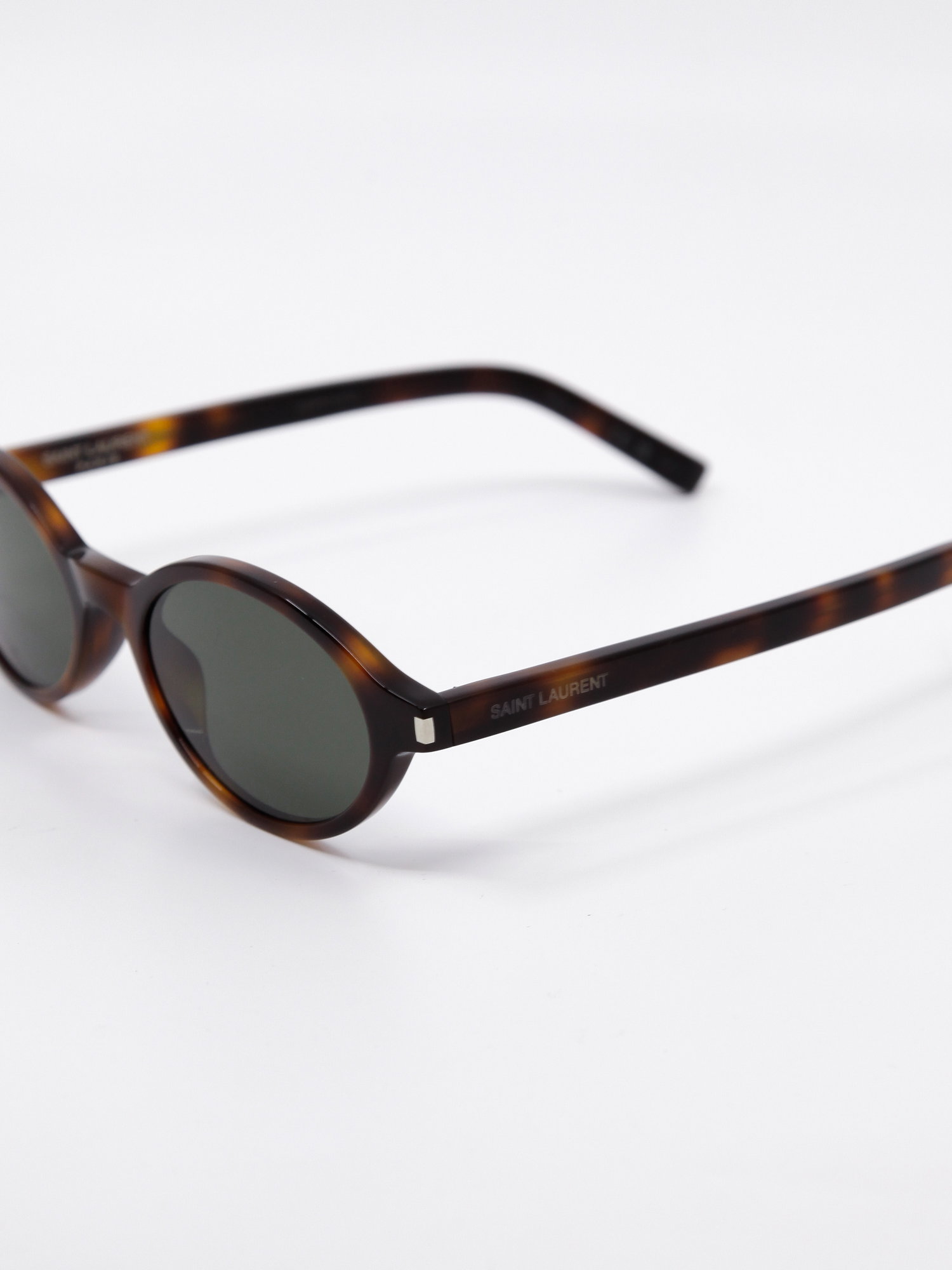Solbrille i brun med mørke glass og oval fasong