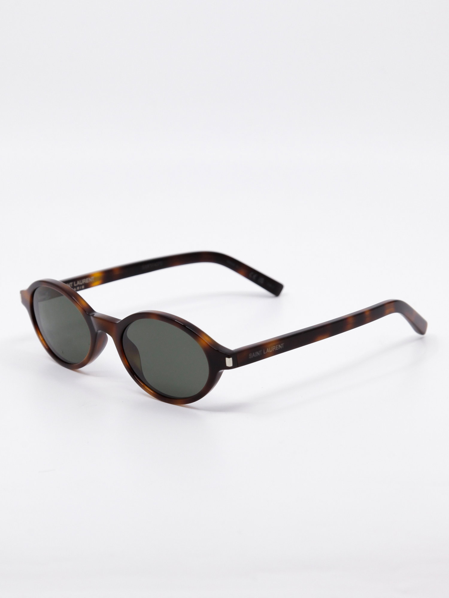 Solbrille i brun med mørke glass og oval fasong