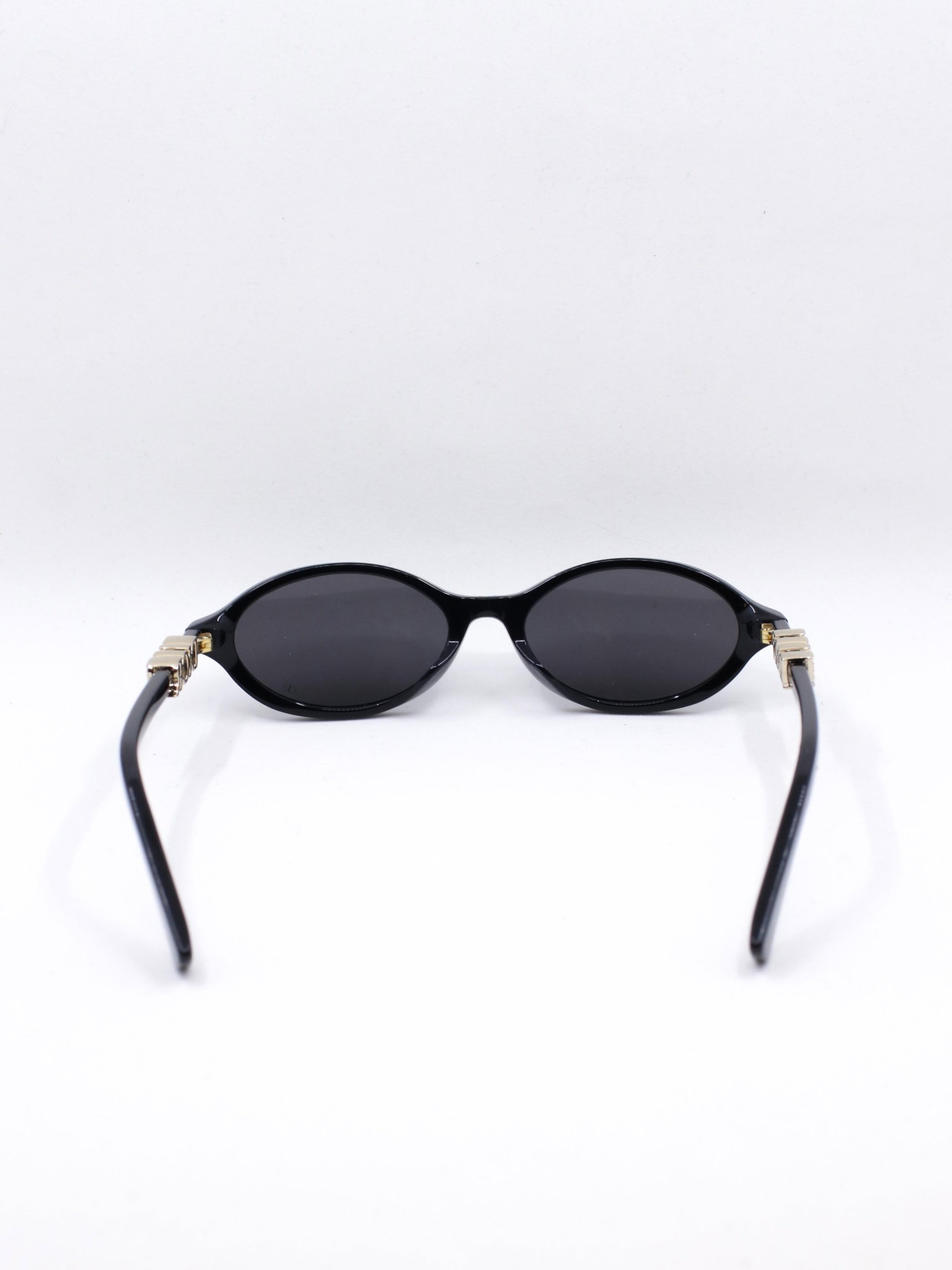 Svart oval solbrille med mørke glass