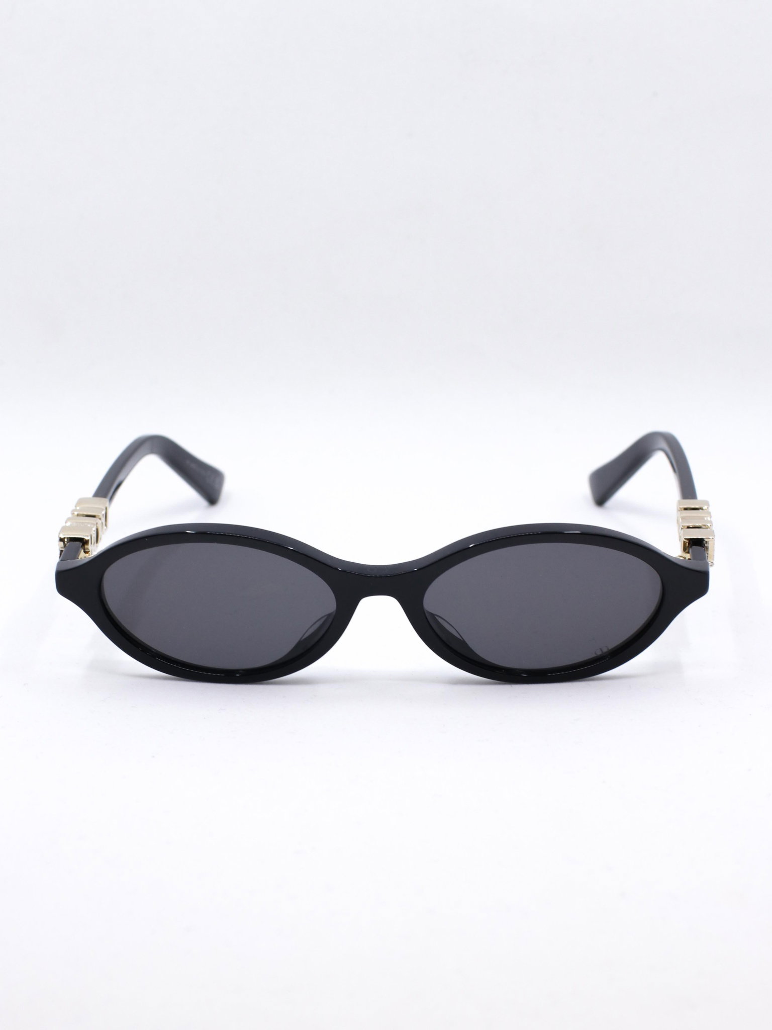 Svart oval solbrille med mørke glass