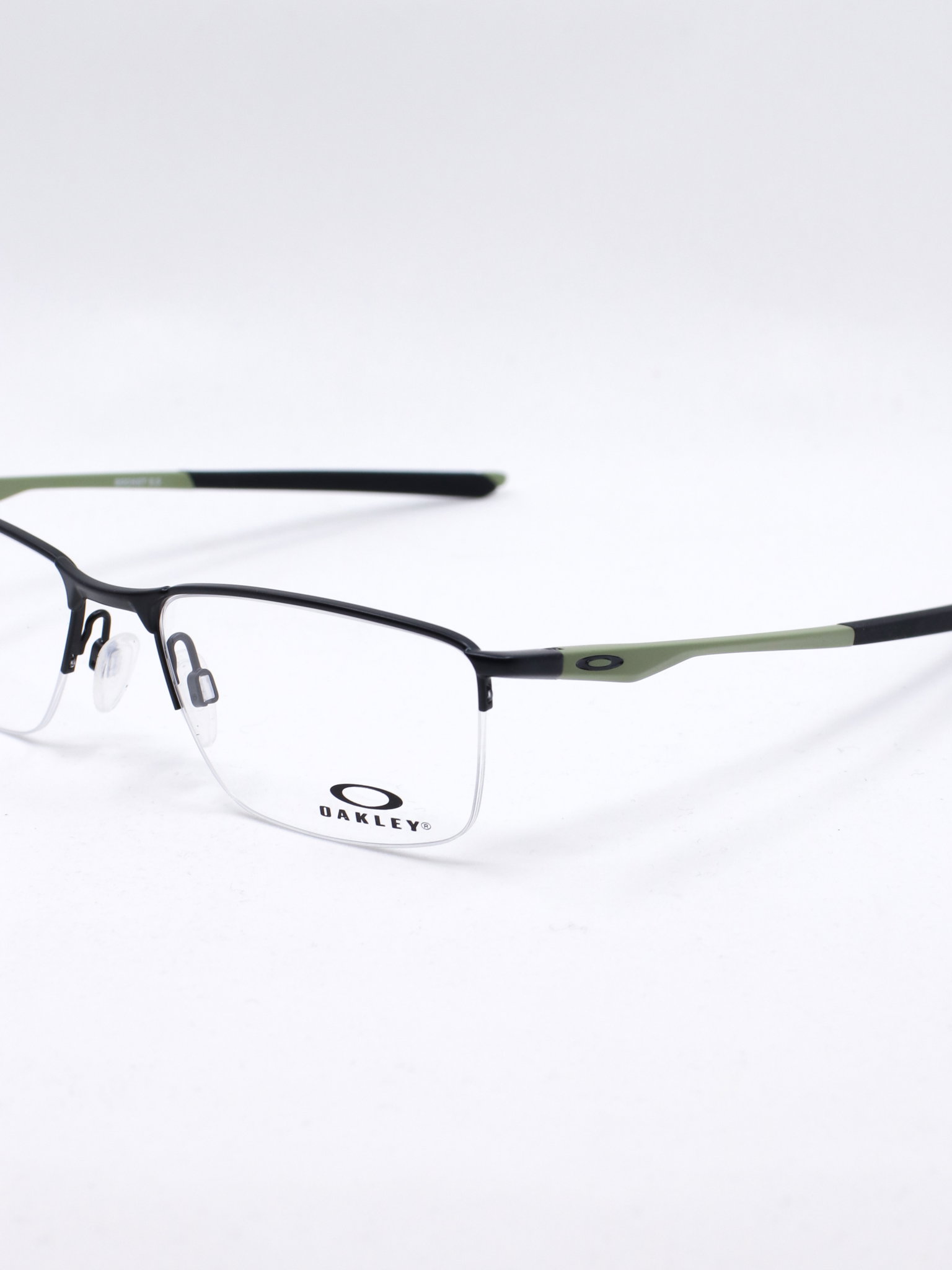 Halv garnityr brille med rekatungulær fasong