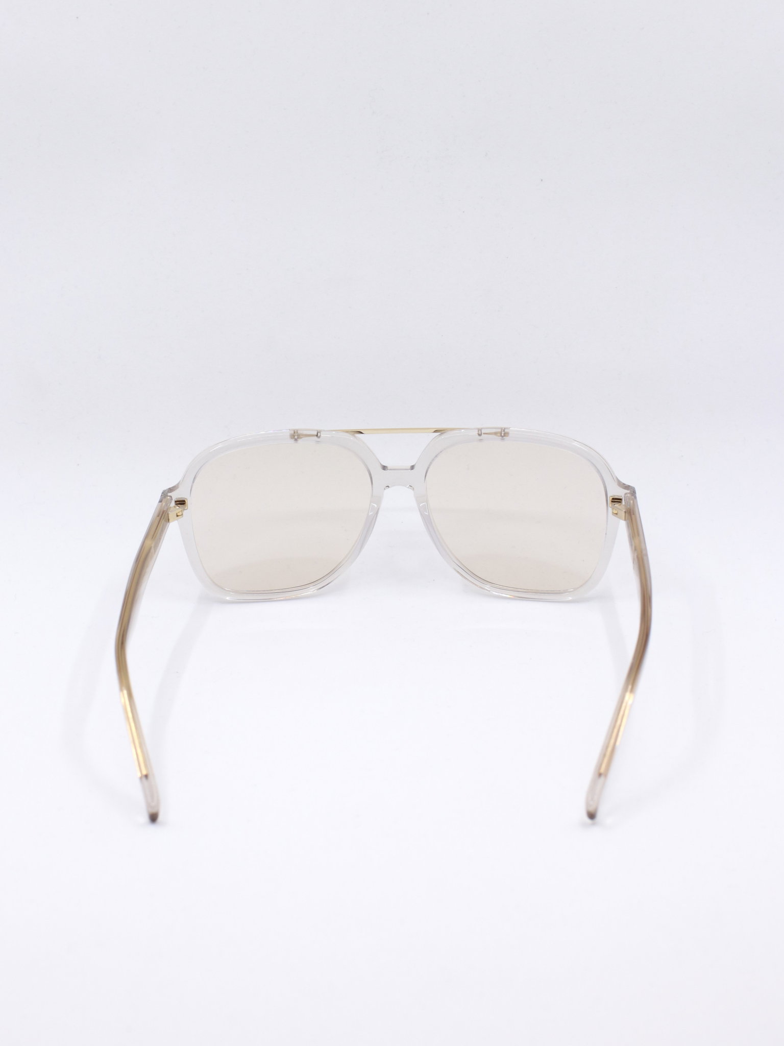 Pilotinnfatning i lys beige transparent med dobbel nesebro i metall