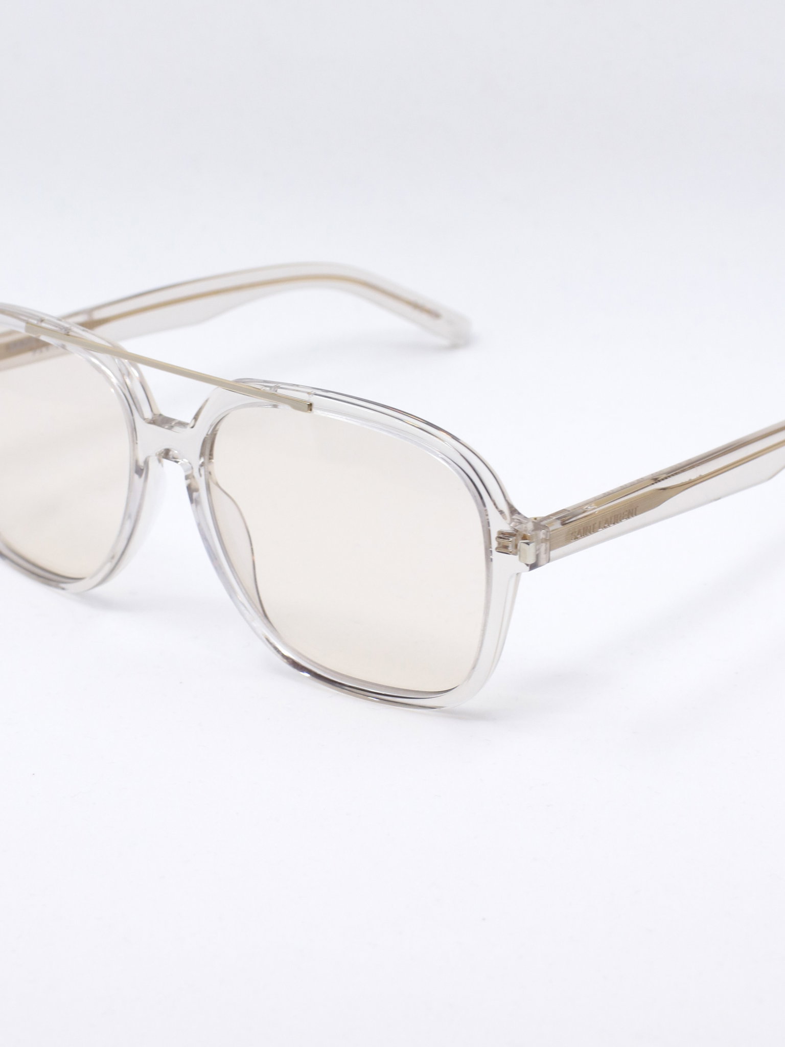 Pilotinnfatning i lys beige transparent med dobbel nesebro i metall