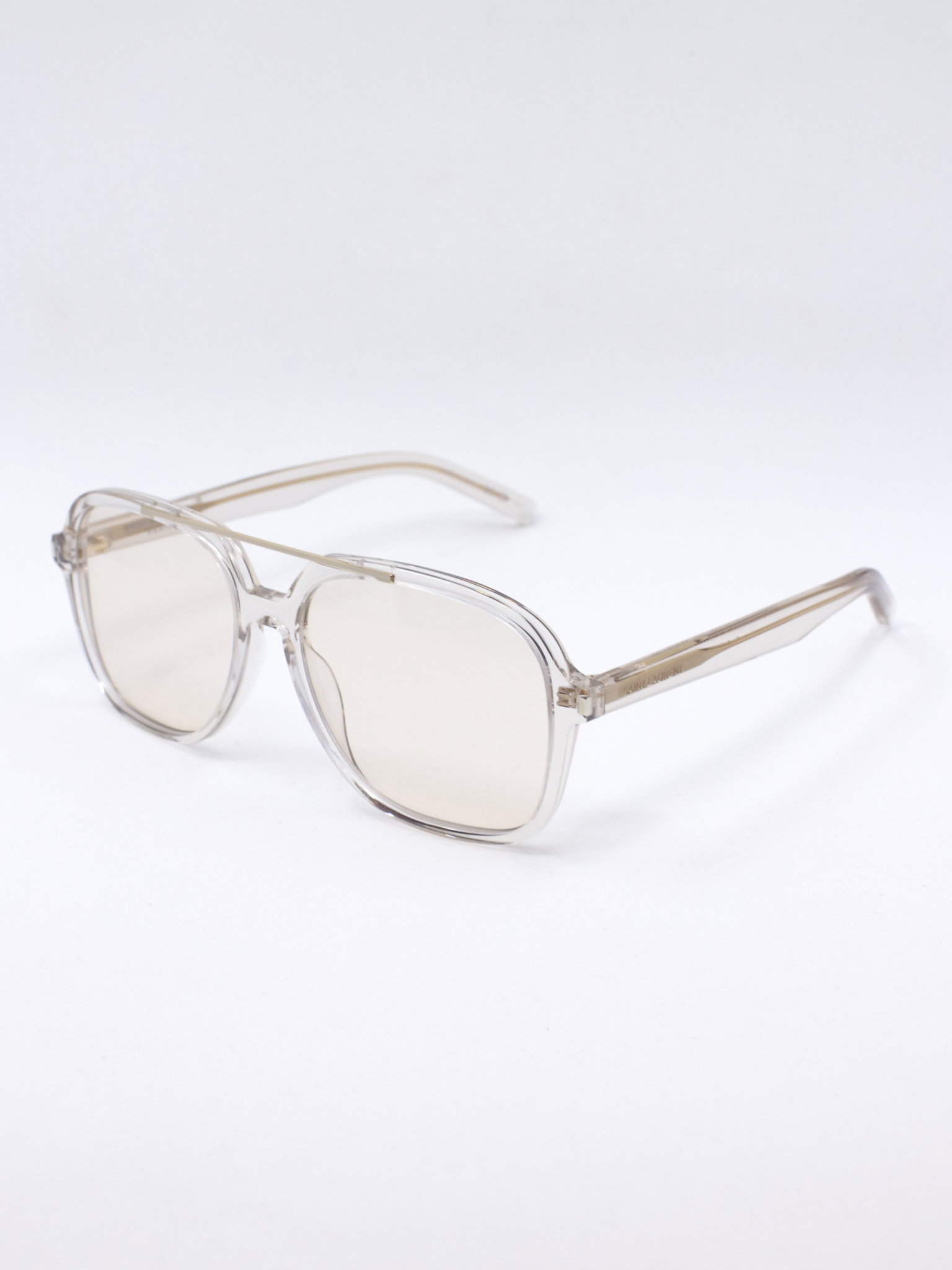 Pilotinnfatning i lys beige transparent med dobbel nesebro i metall