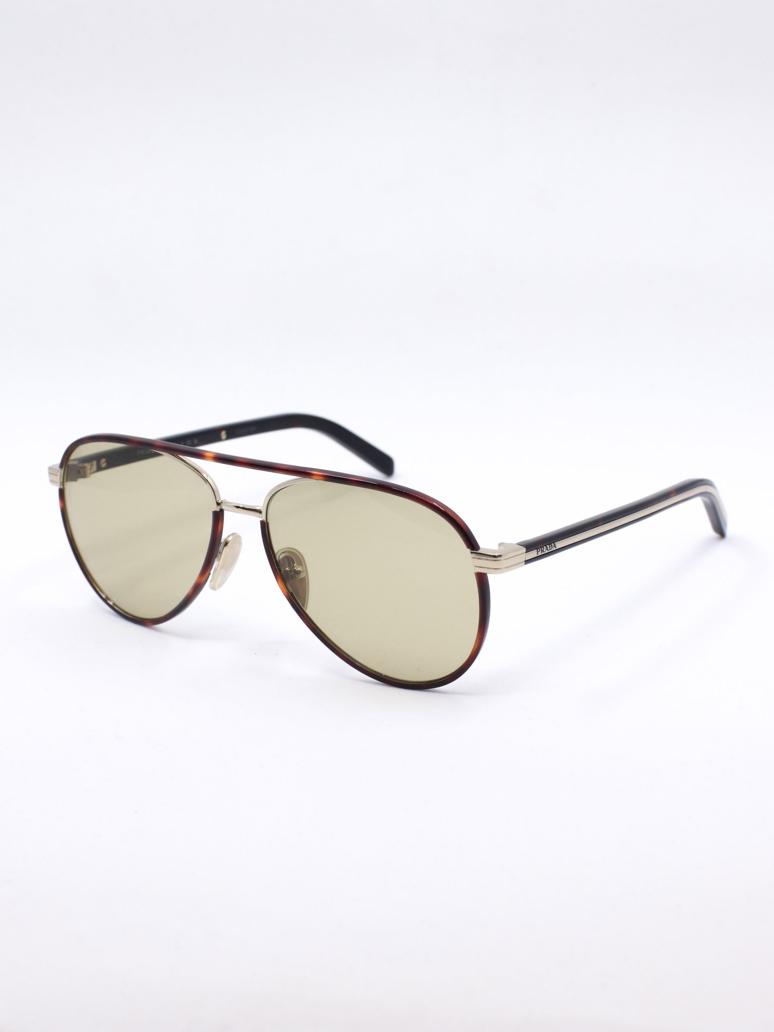 Pilotsolbrille med gule glass og brun ramme