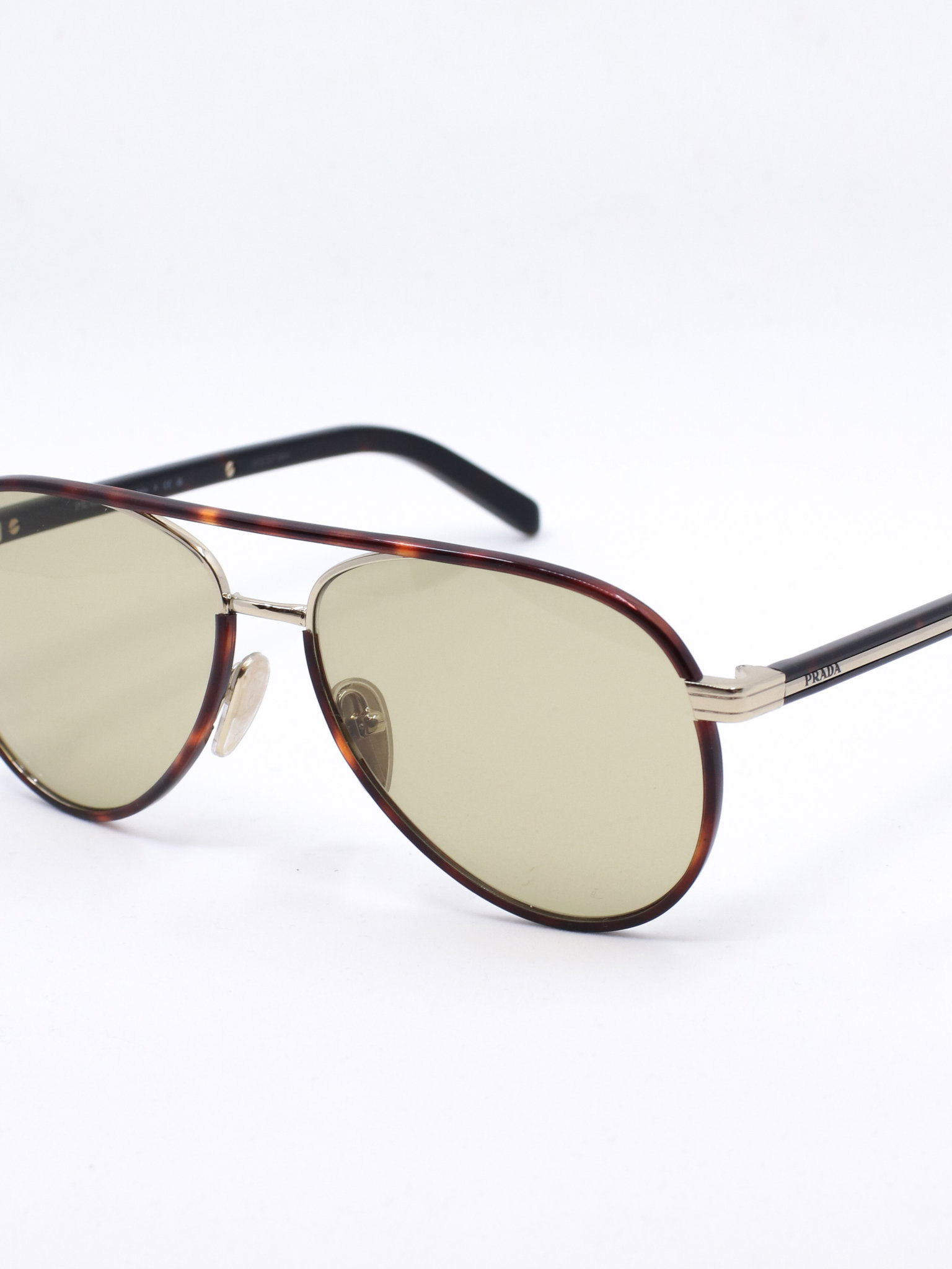 Pilotsolbrille med gule glass og brun ramme