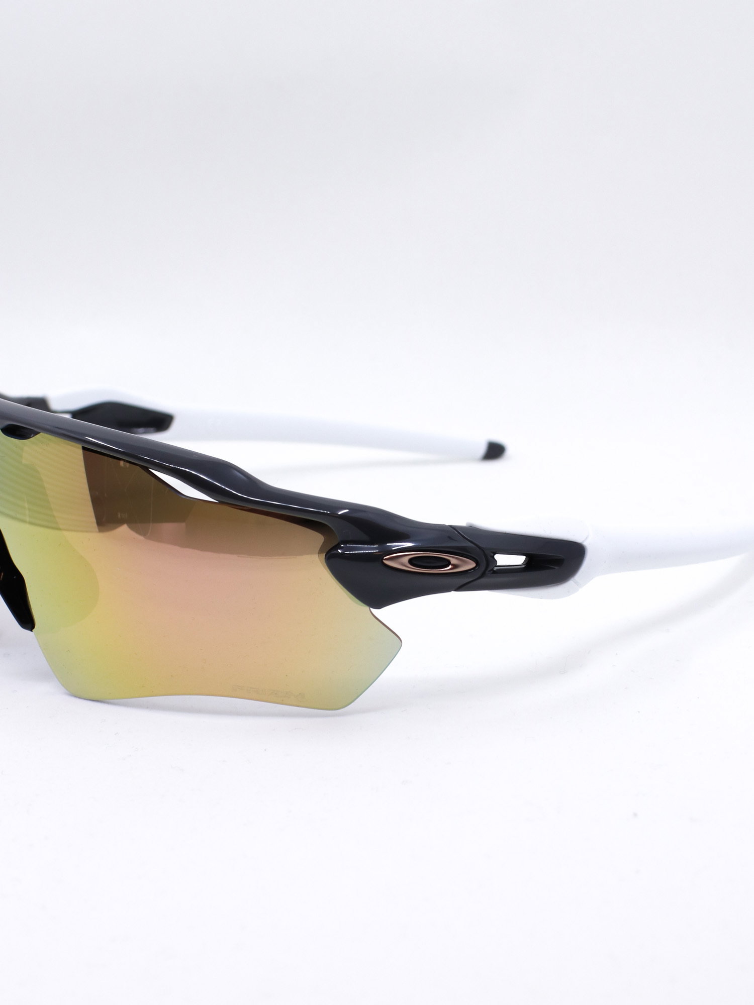 Sportsbrille med rosegull glass og svart ramme