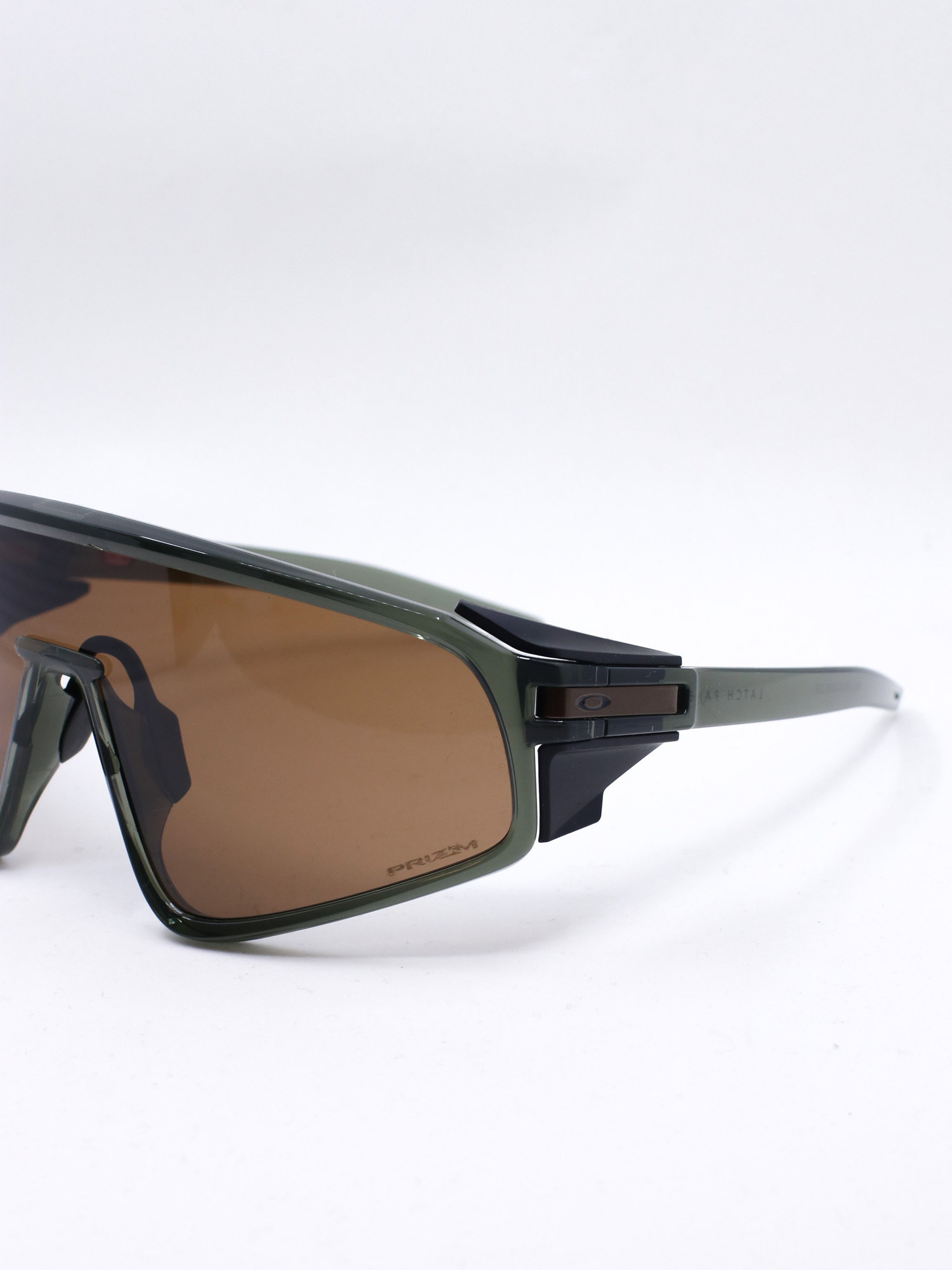 Sportsbrille med grønn ramme og brune glass