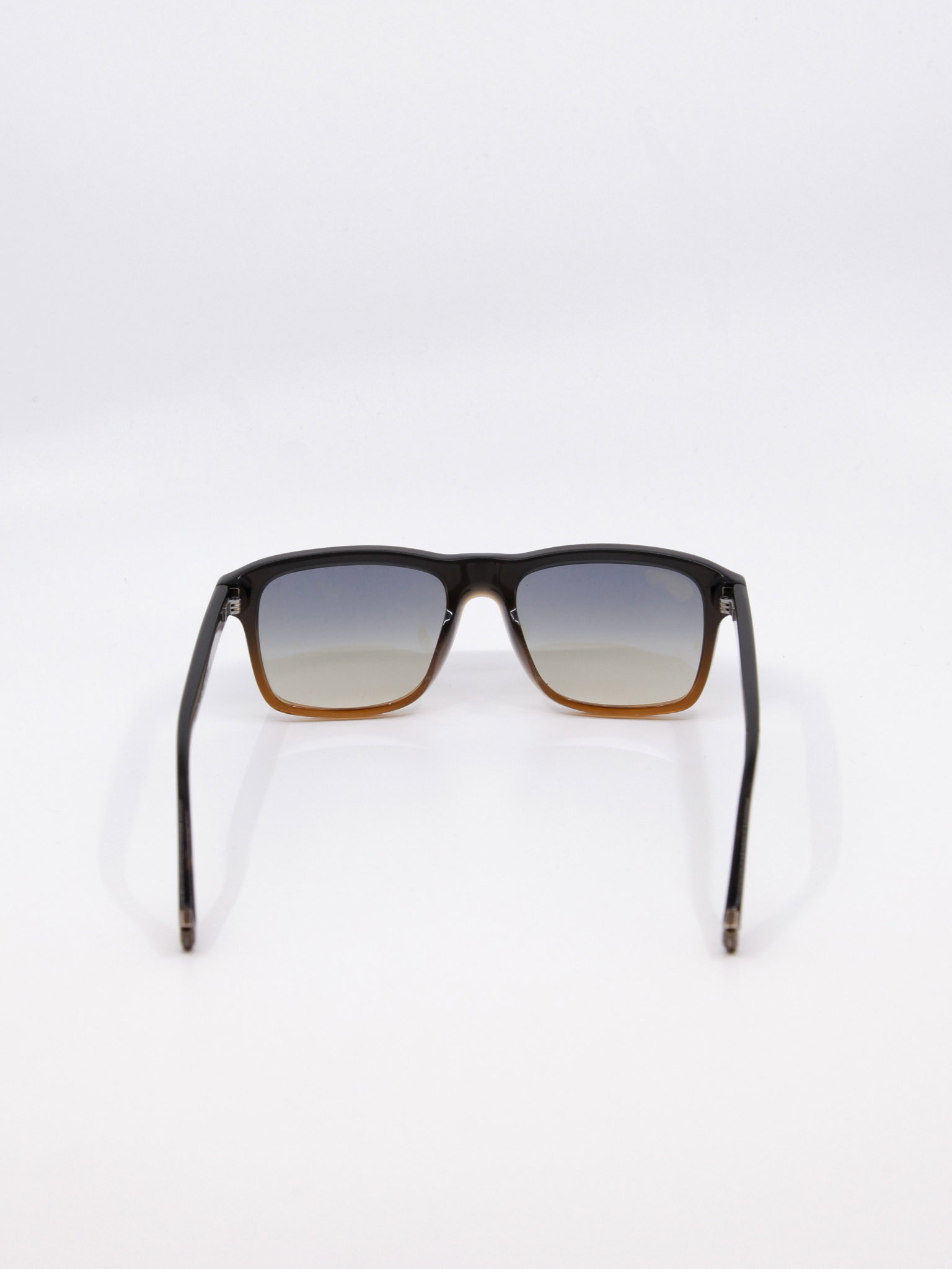 Solbrille med gradert brun ramme og rektangulær fasong
