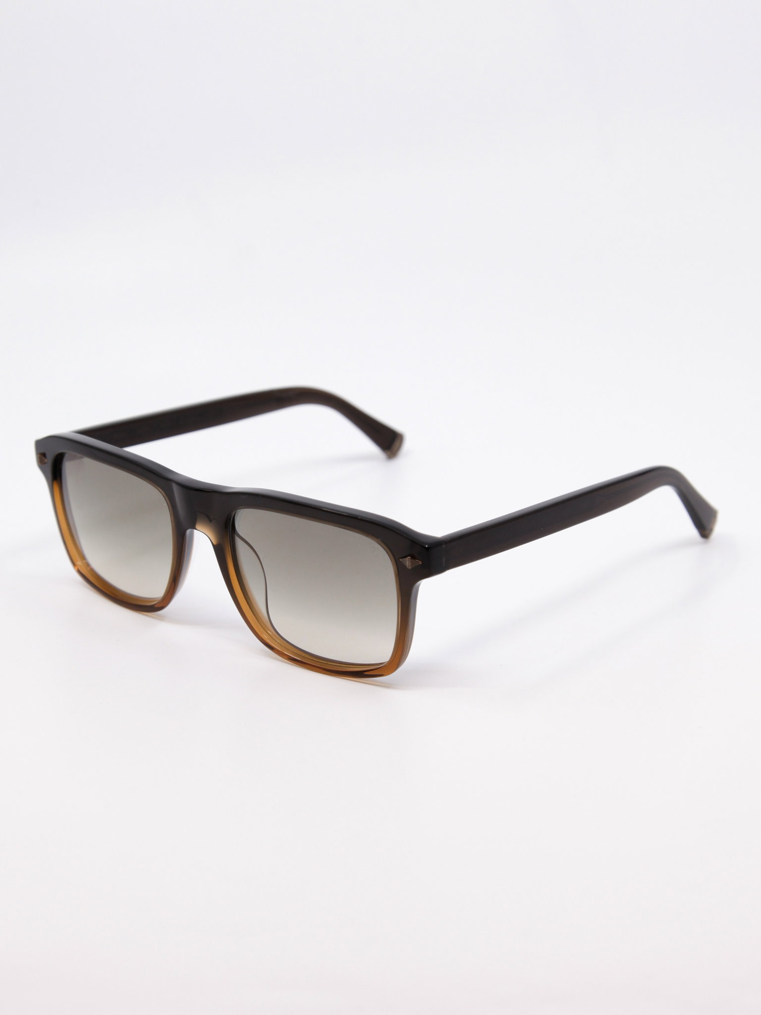 Solbrille med gradert brun ramme og rektangulær fasong