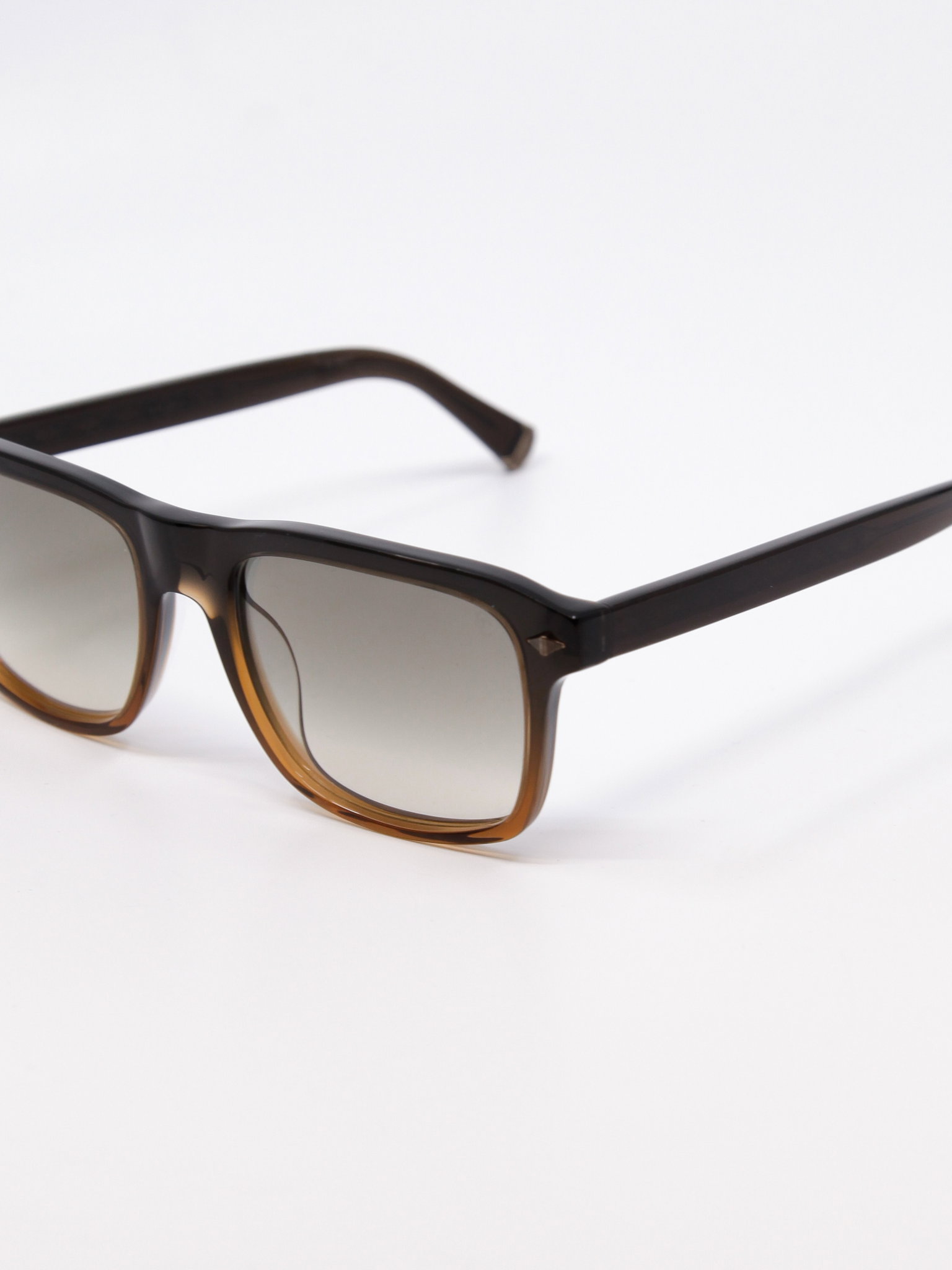 Solbrille med gradert brun ramme og rektangulær fasong