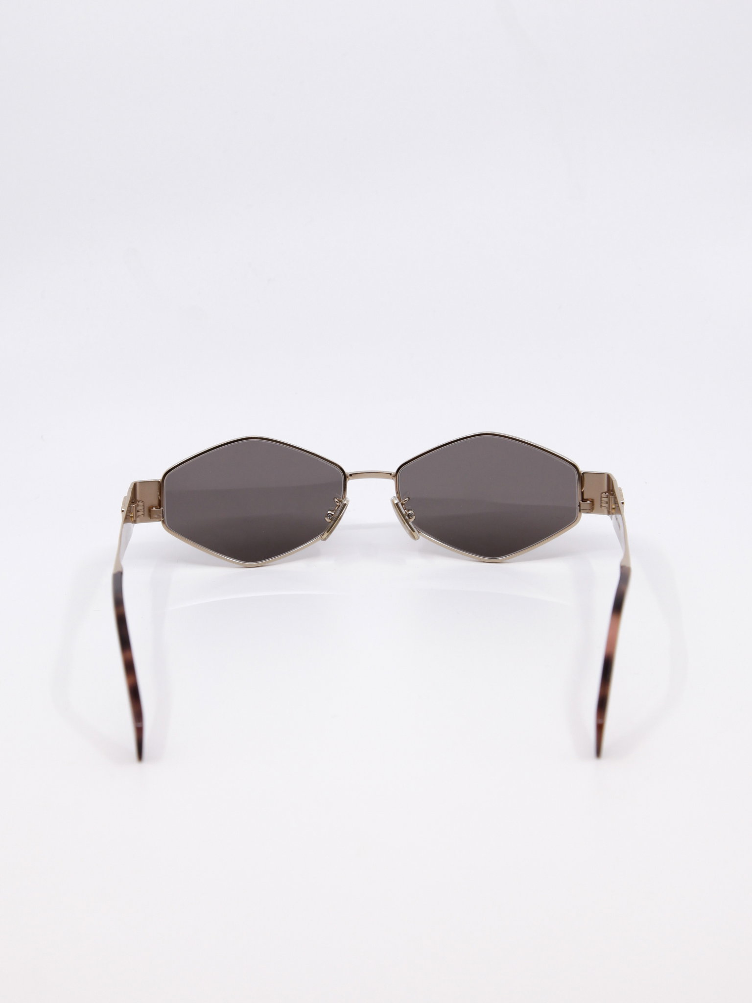Metallsolbrille i gull med flerkantet fasong og rosa glass