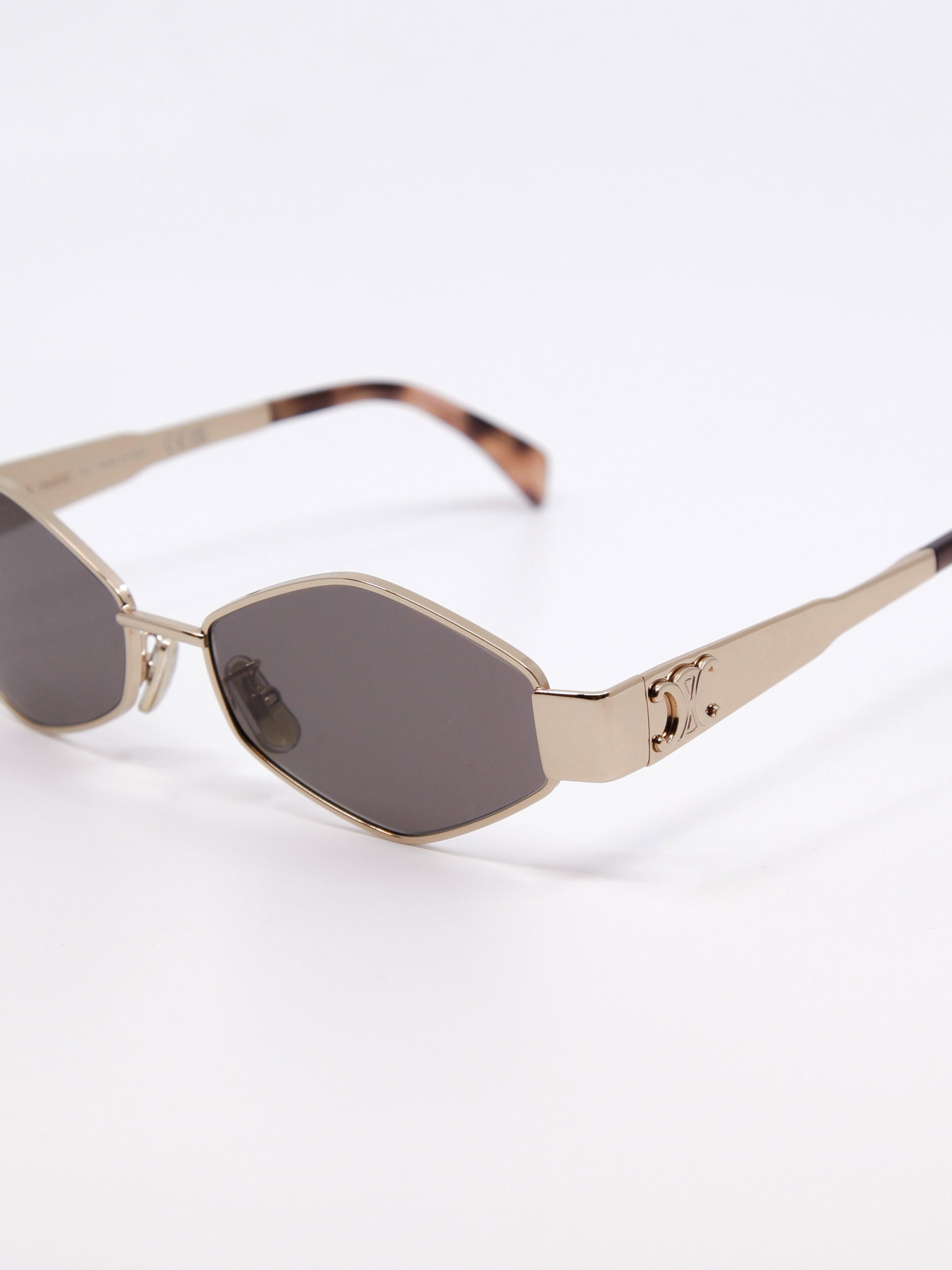 Metallsolbrille i gull med flerkantet fasong og rosa glass