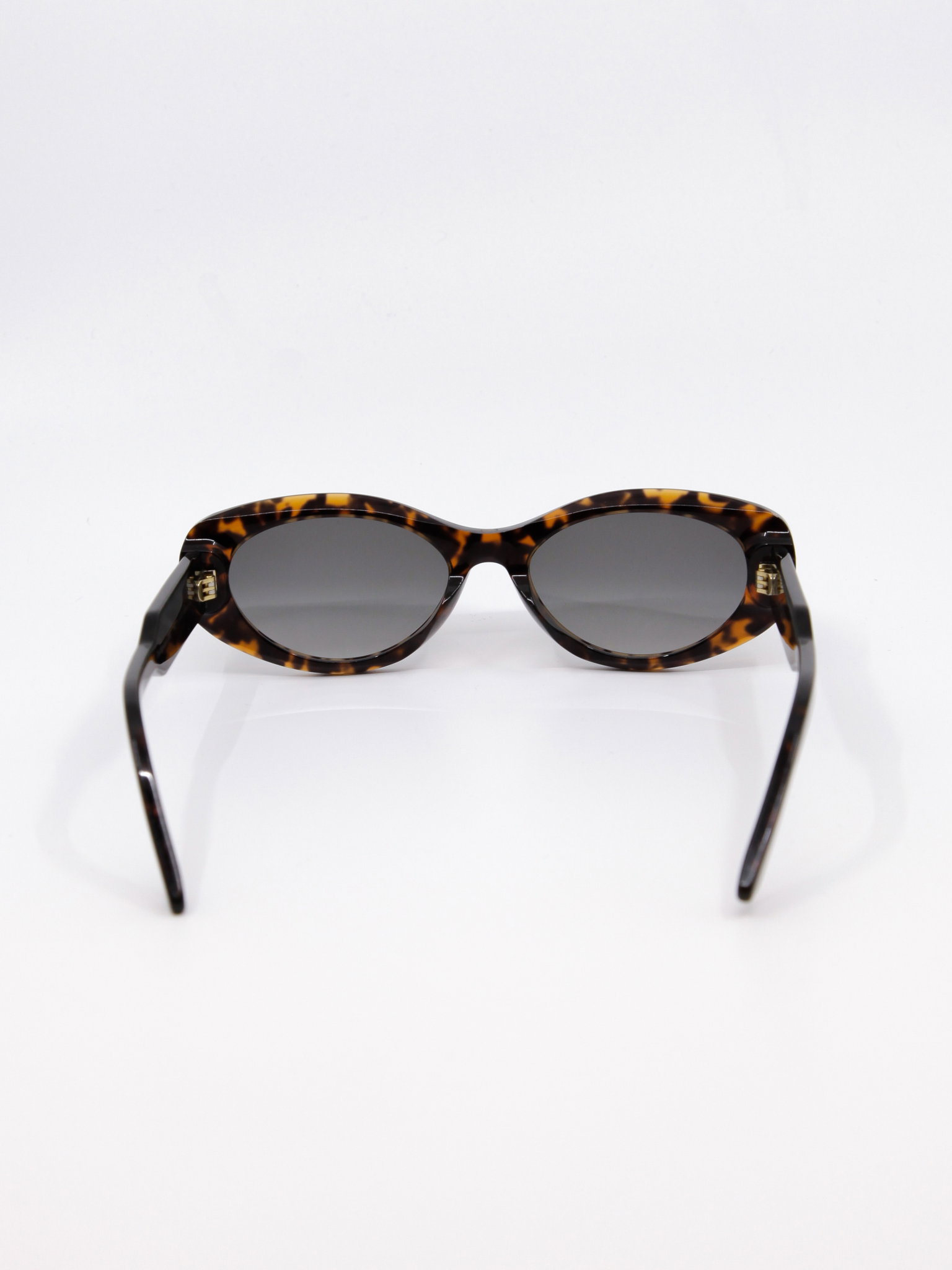 Solbrille med avrundet cateye fasong