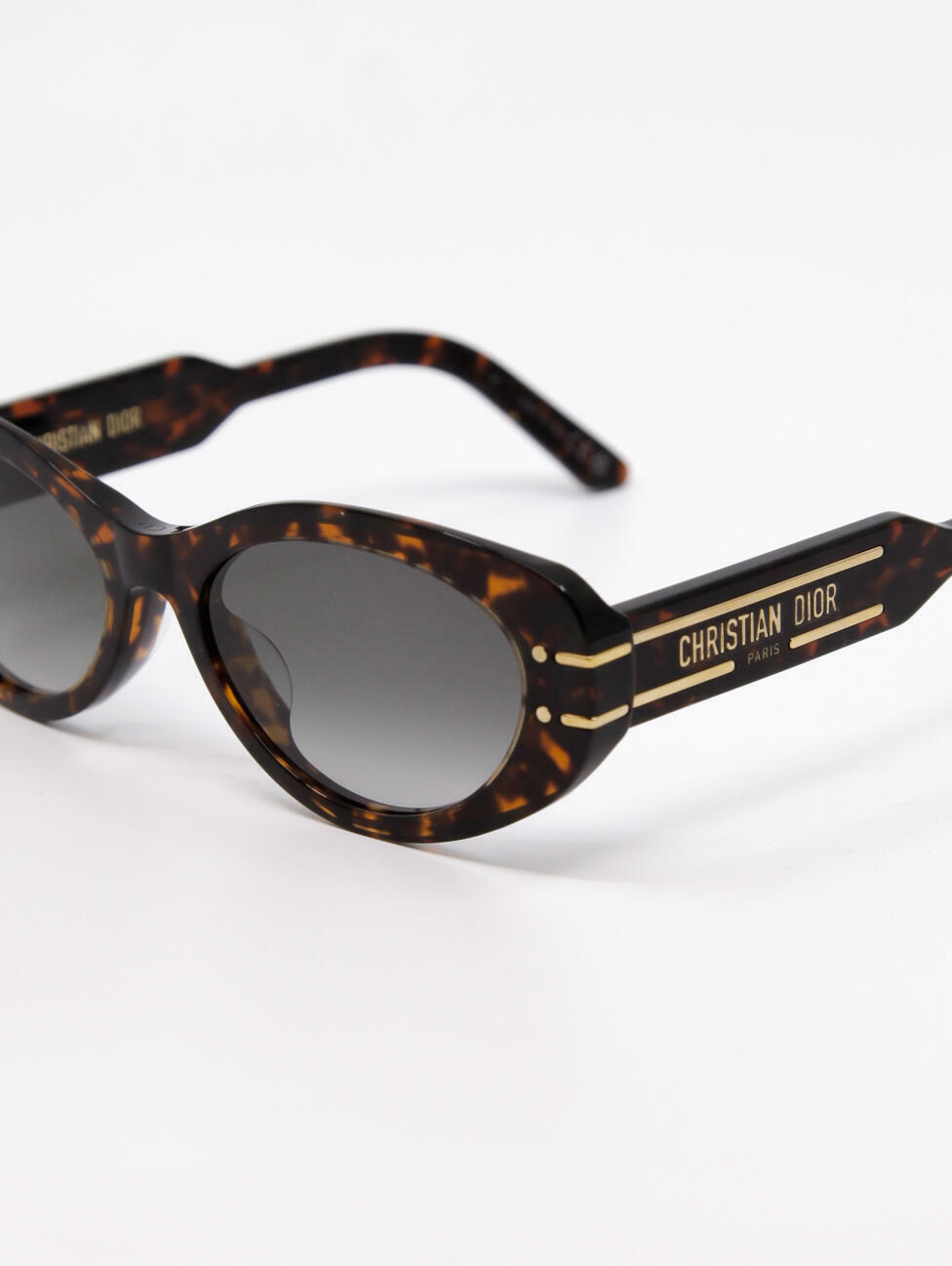 Solbrille med avrundet cateye fasong