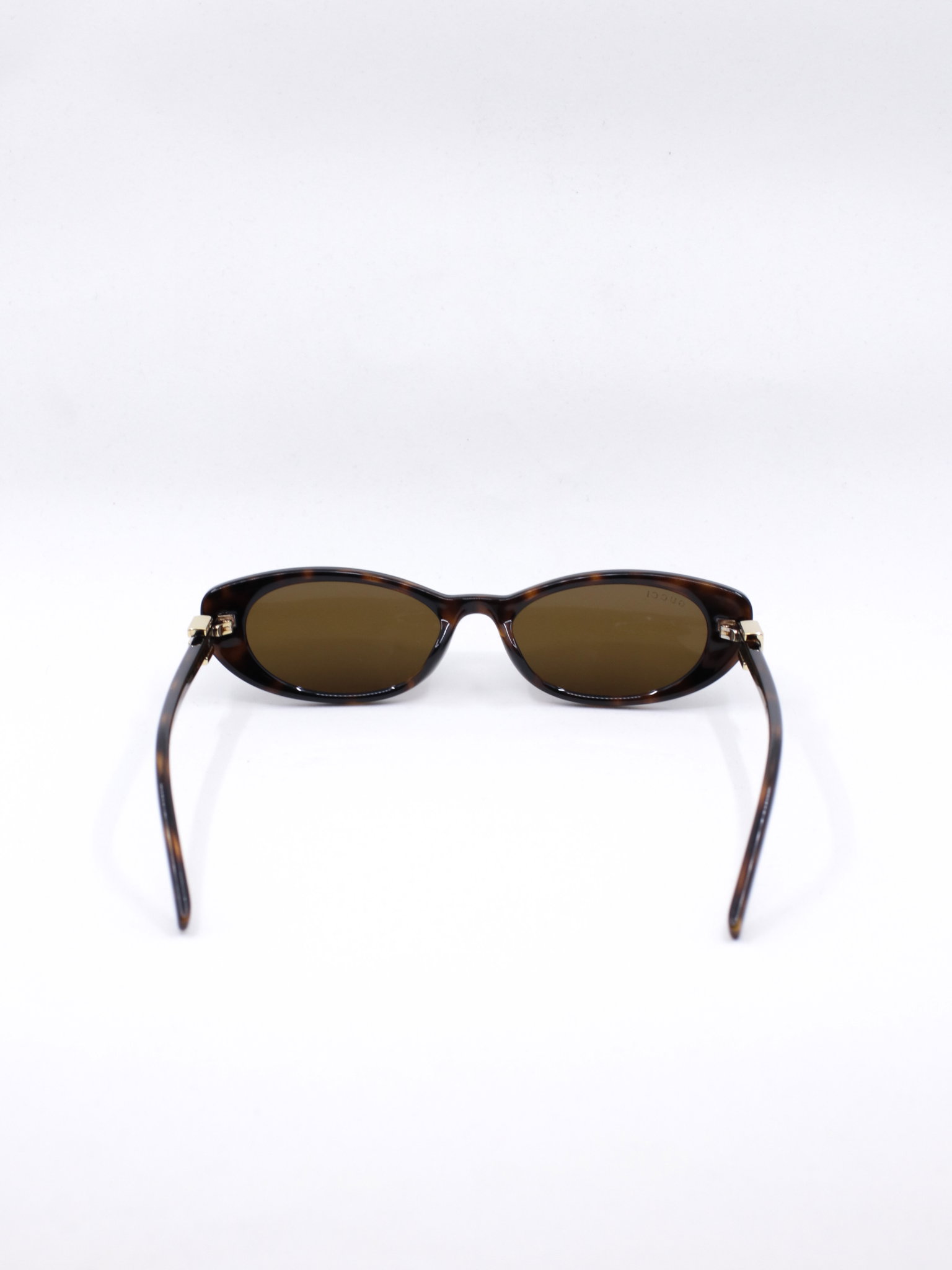 Smal brun solbrille med avrundet cateyefasong