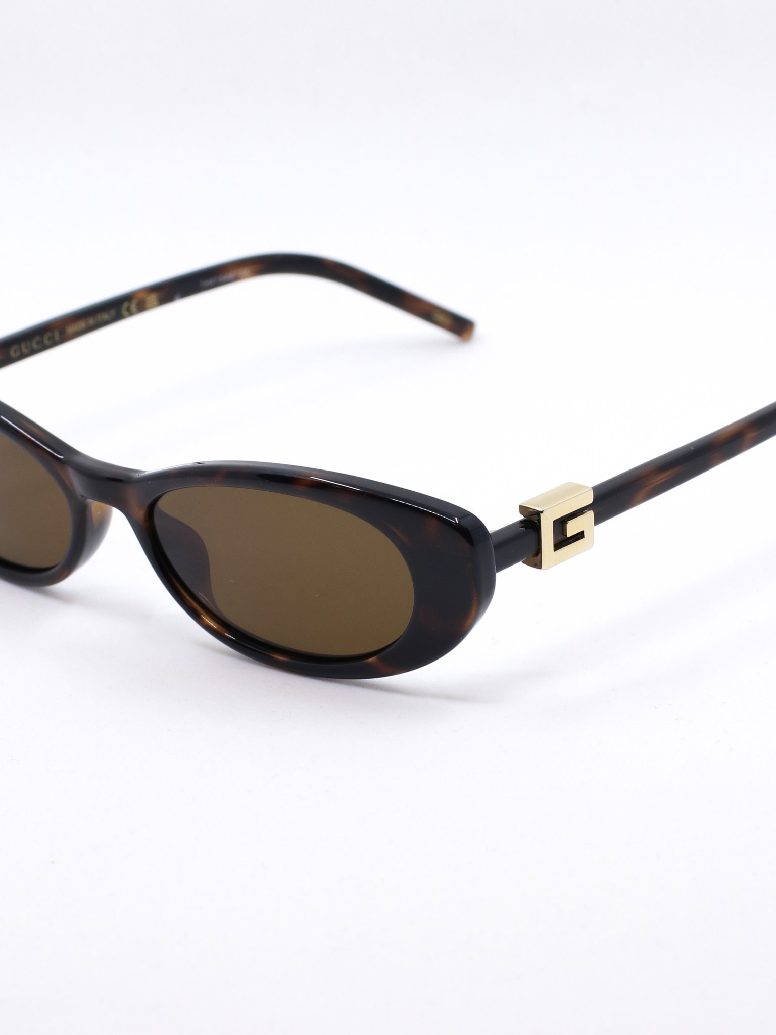 Smal brun solbrille med avrundet cateyefasong