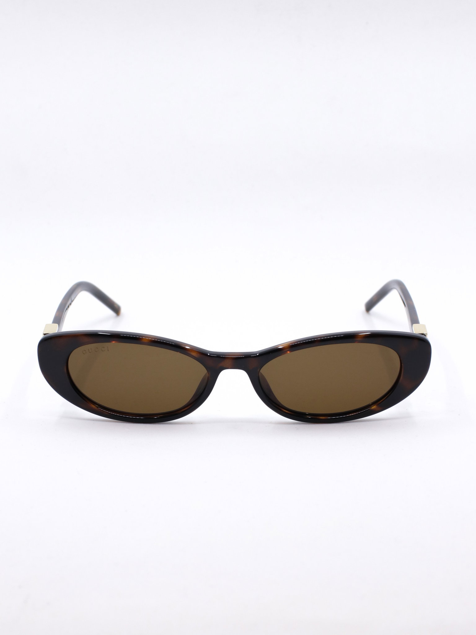 Smal brun solbrille med avrundet cateyefasong