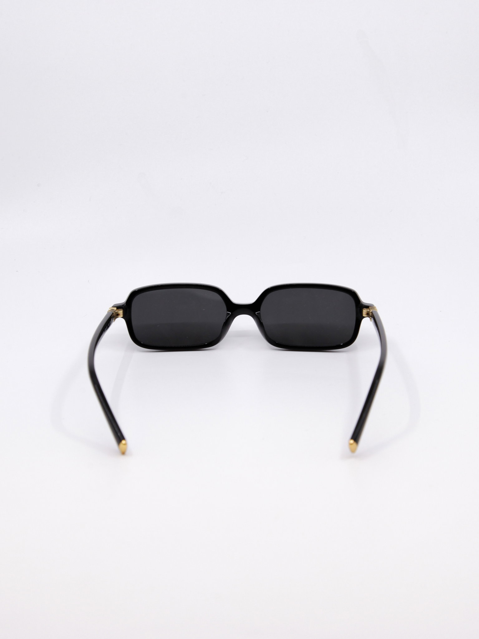 Svart, smal og rektangulær solbrille