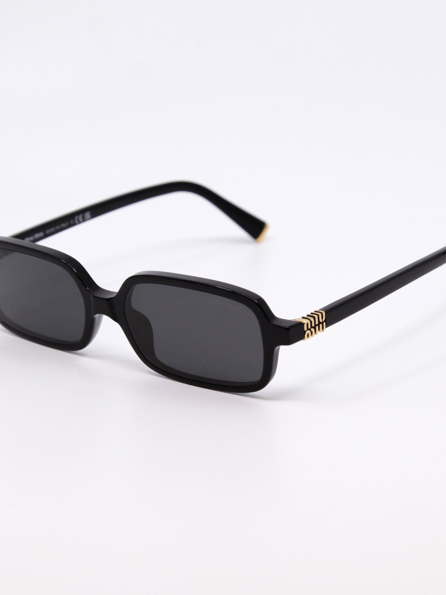 Svart, smal og rektangulær solbrille