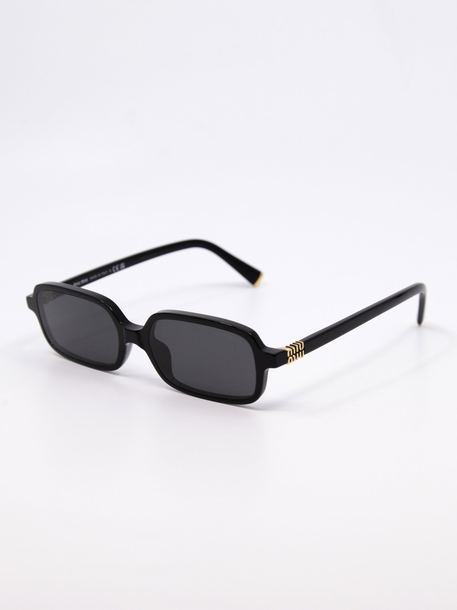 Svart, smal og rektangulær solbrille