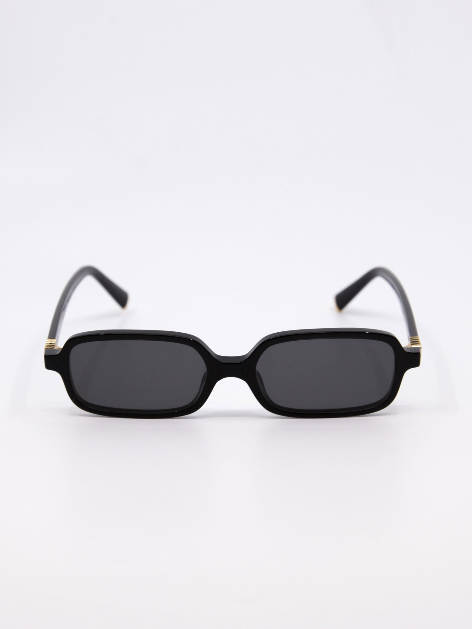 Svart, smal og rektangulær solbrille