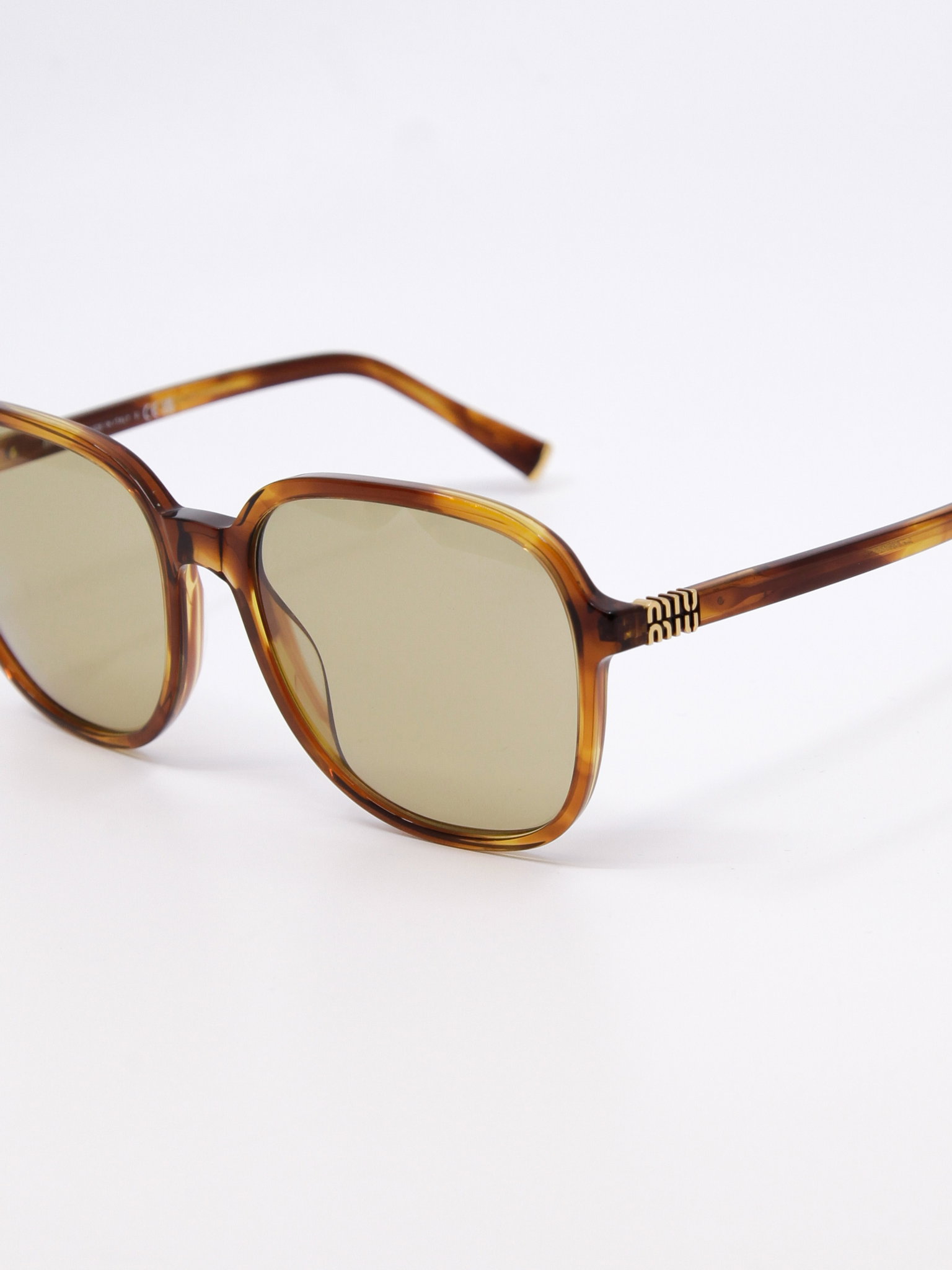 Brun solbrille med 70-talls vibber, gule store solbrilleglass