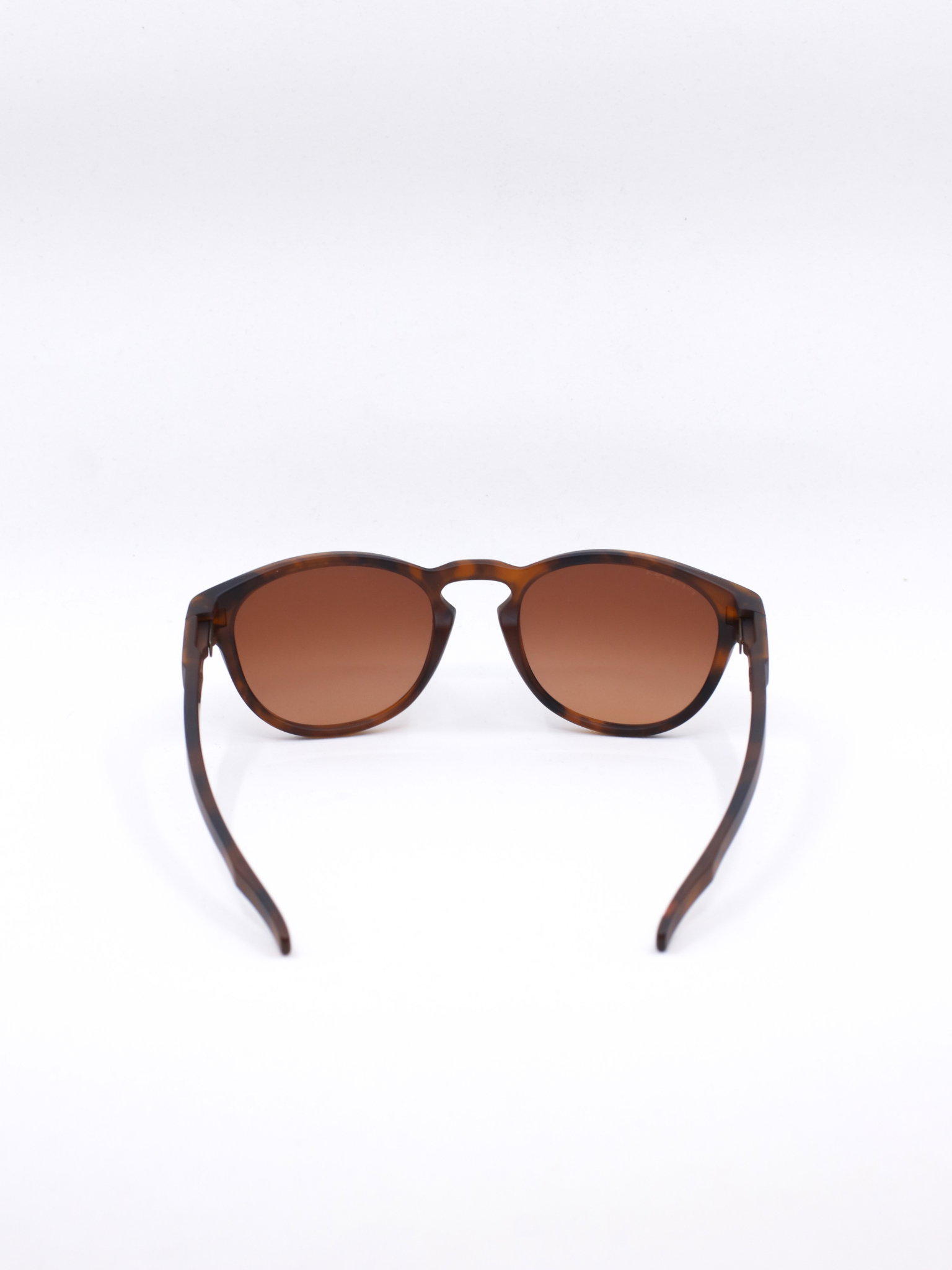Rund solbrille med brun ramme og brune solbrilleglass