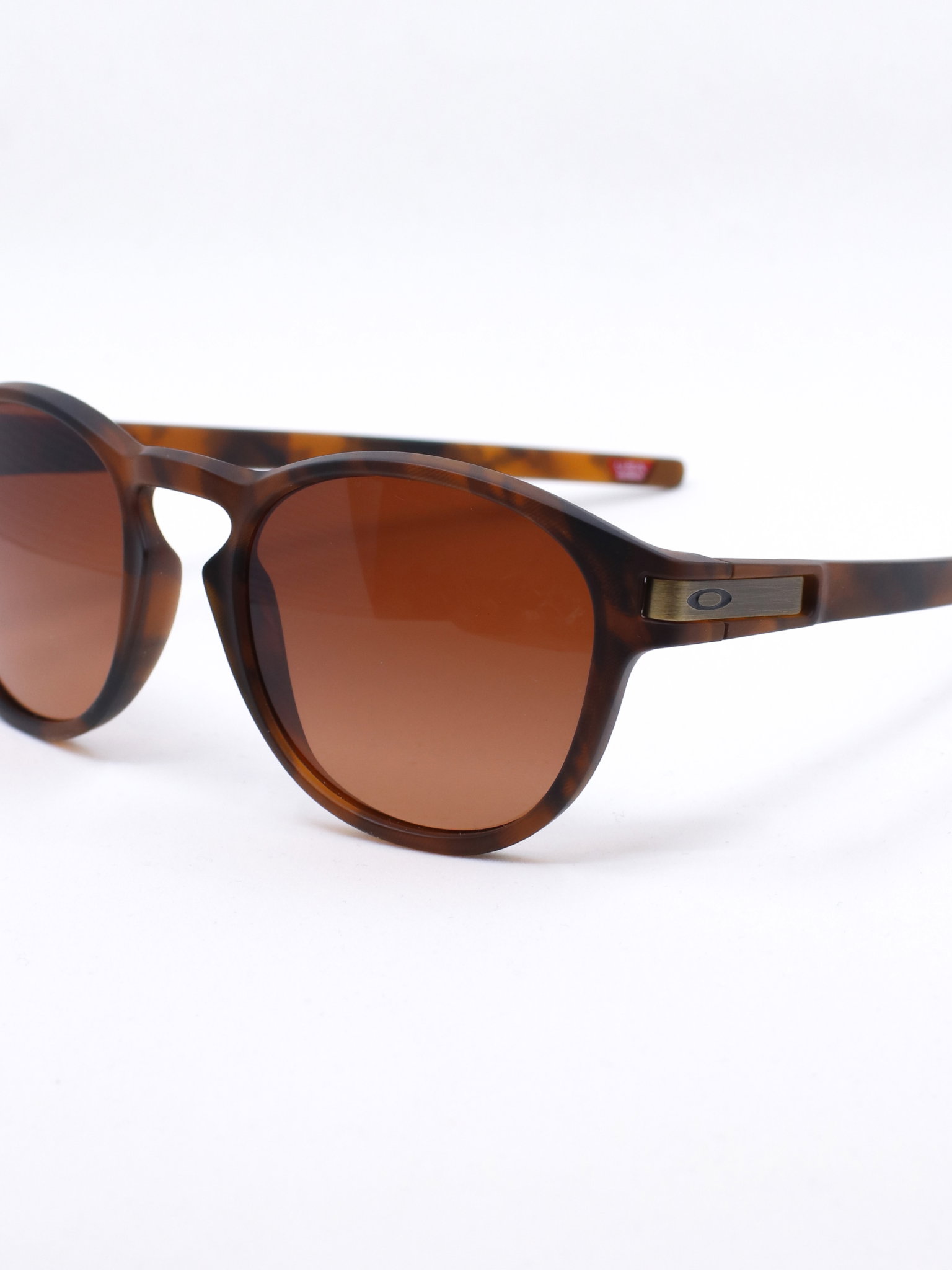 Rund solbrille med brun ramme og brune solbrilleglass