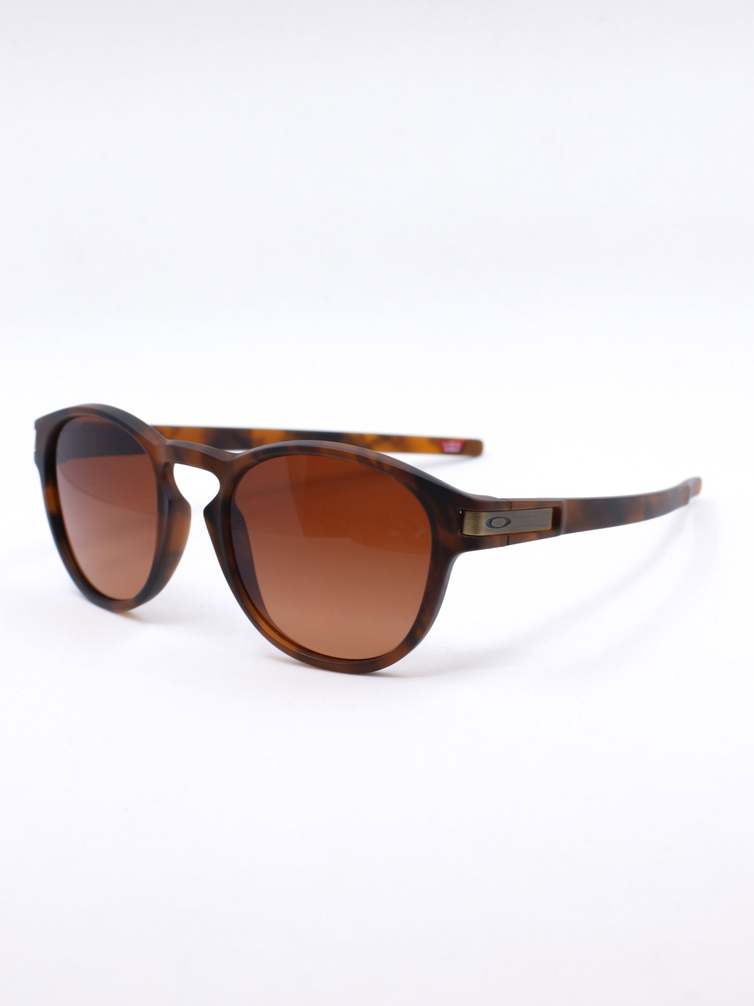 Rund solbrille med brun ramme og brune solbrilleglass
