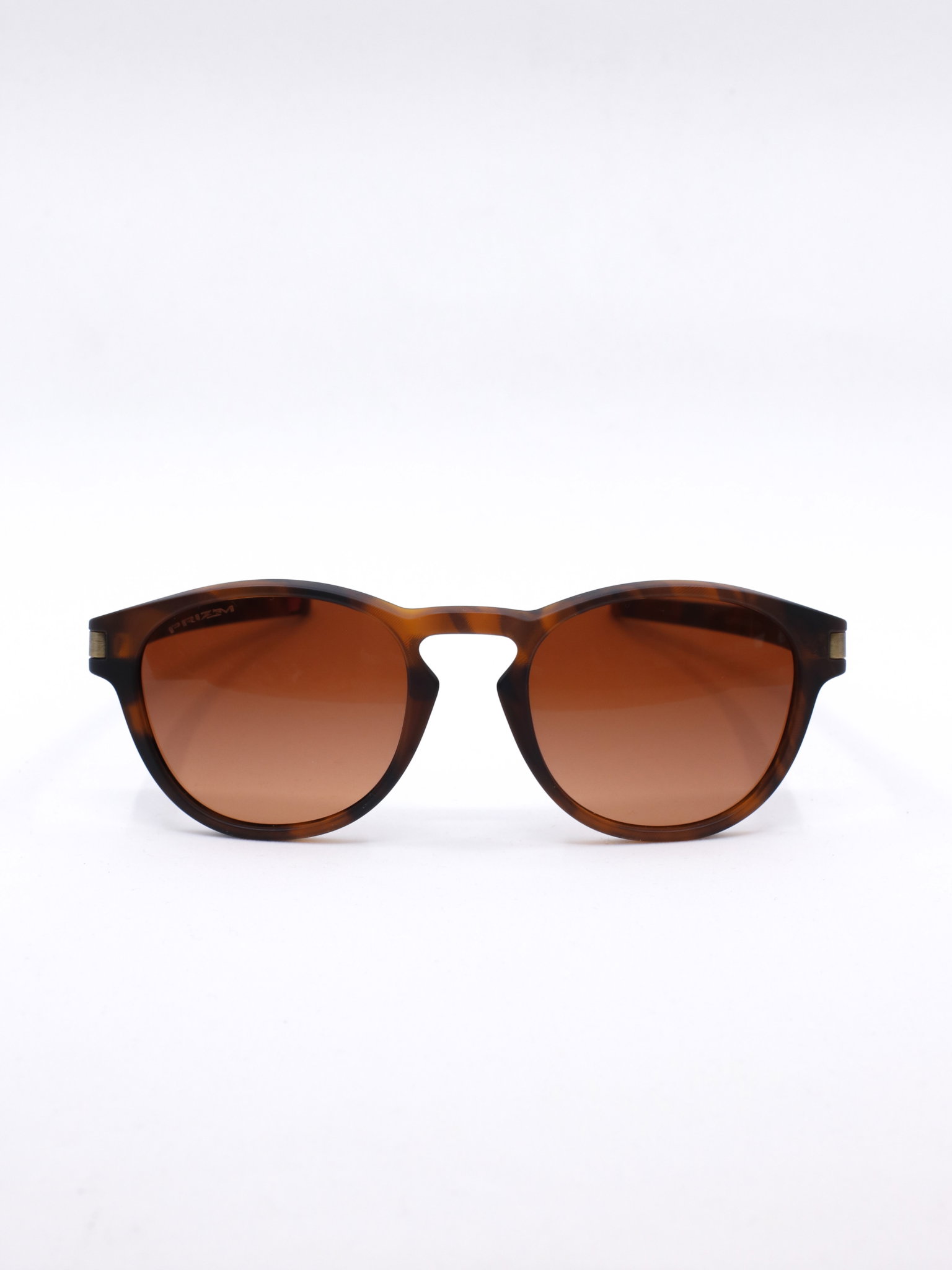 Rund solbrille med brun ramme og brune solbrilleglass