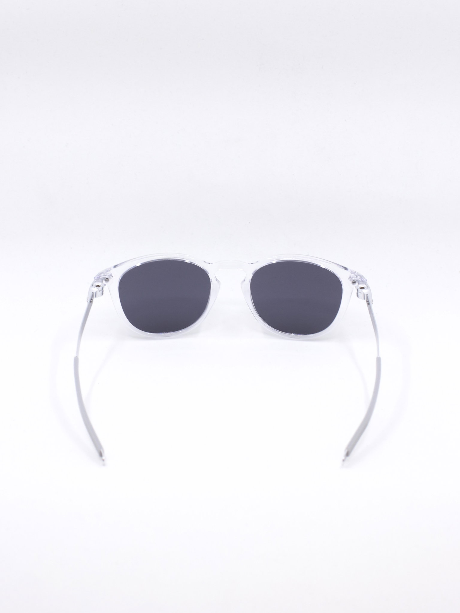 Rund solbrille med transparent ramme og grå glass