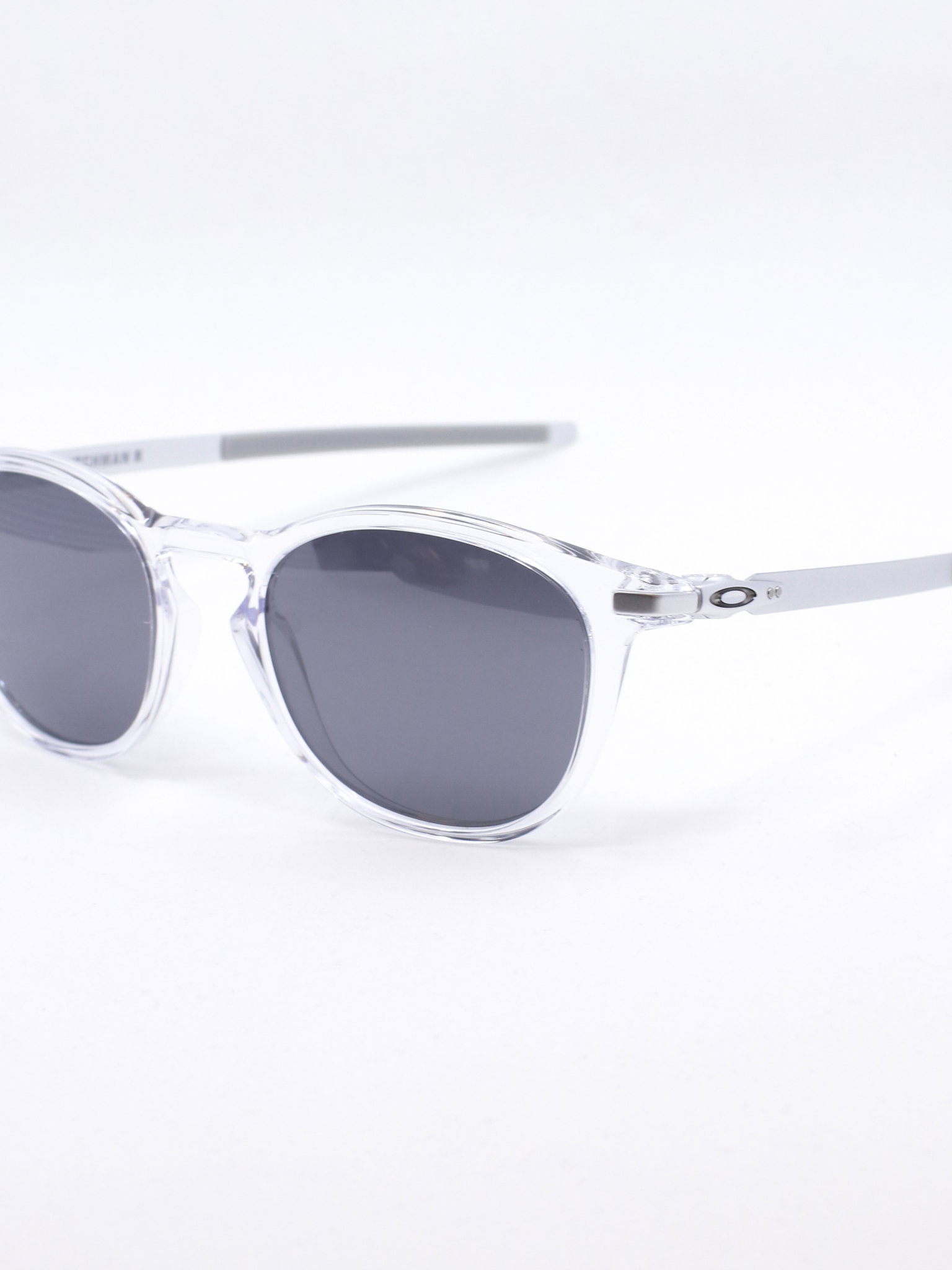 Rund solbrille med transparent ramme og grå glass